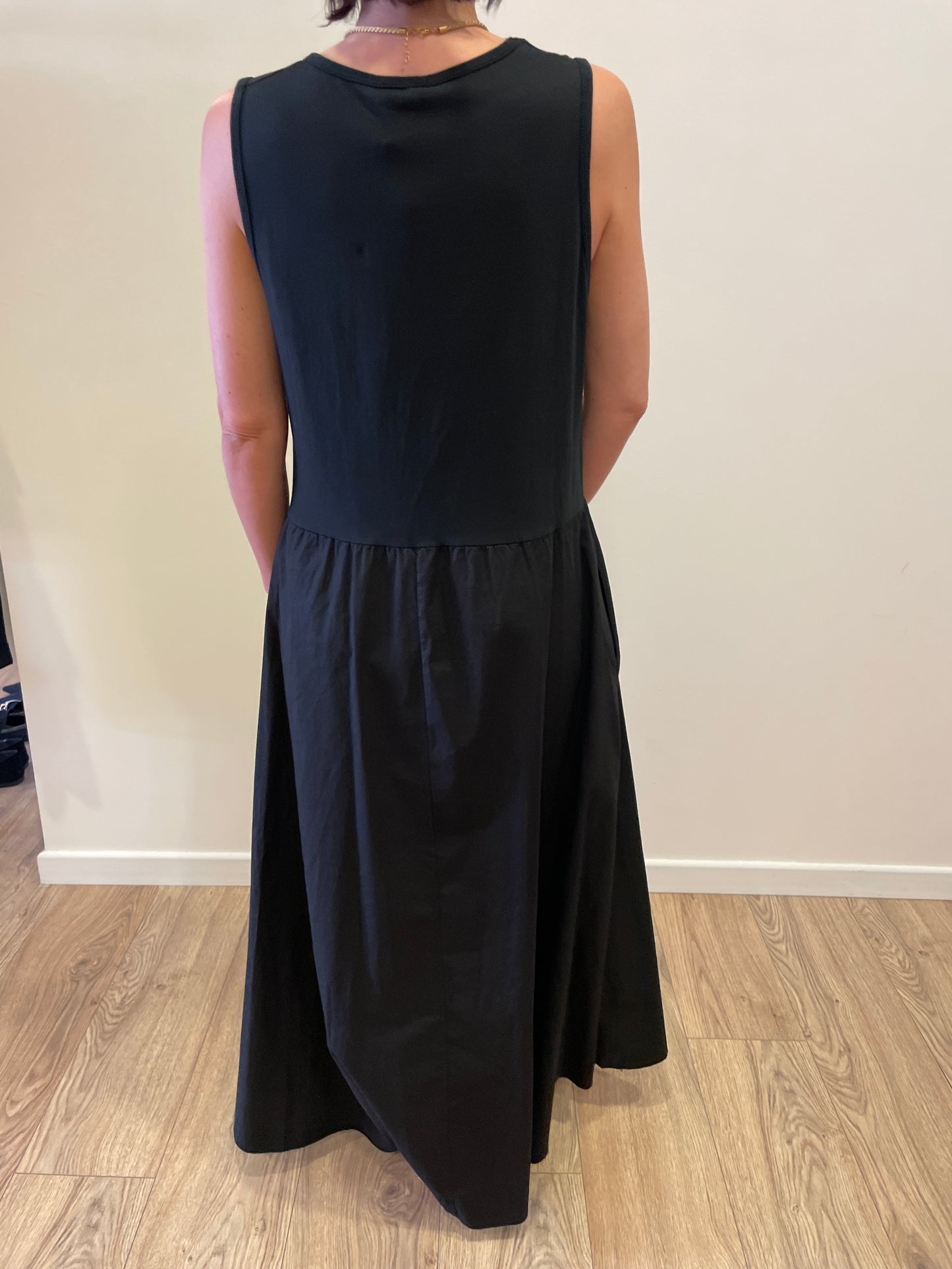 SUSY MIX - Abito lungo con spalle larghe in cotone con tasche color nero