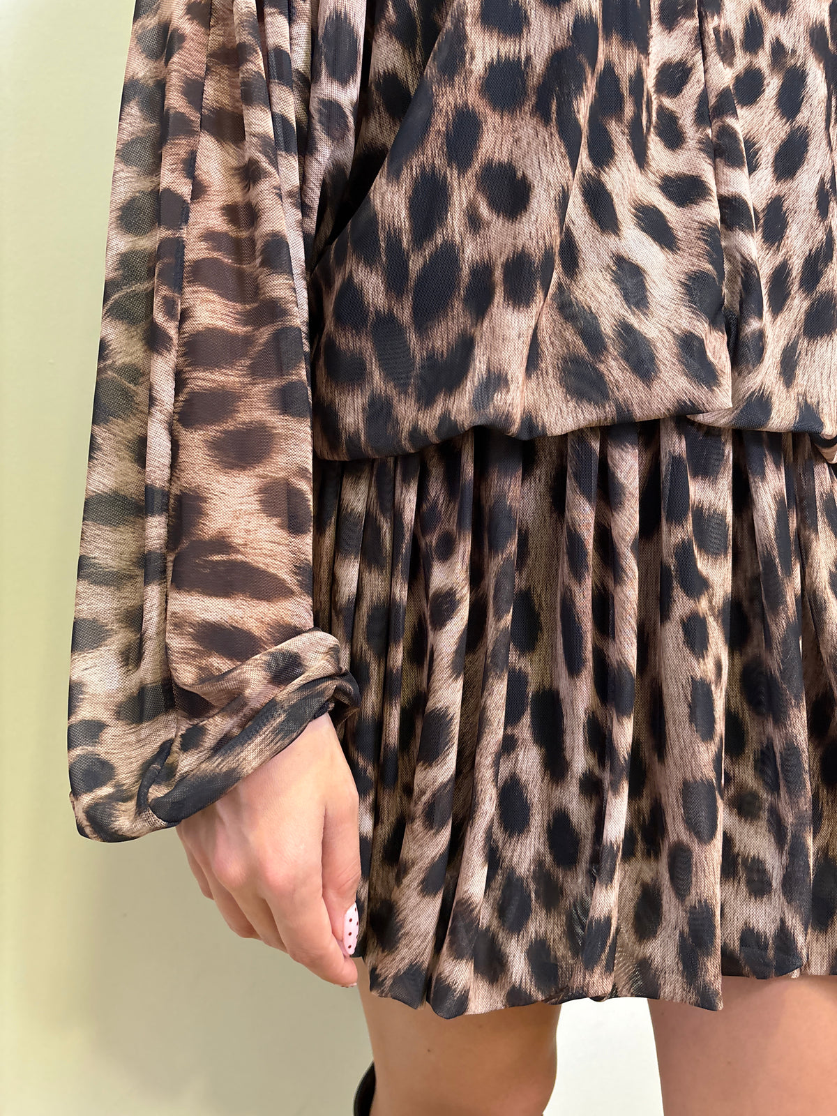 LUMINA - Abito animalier con colletto, arricciatura in vita e scollatura sulla schiena