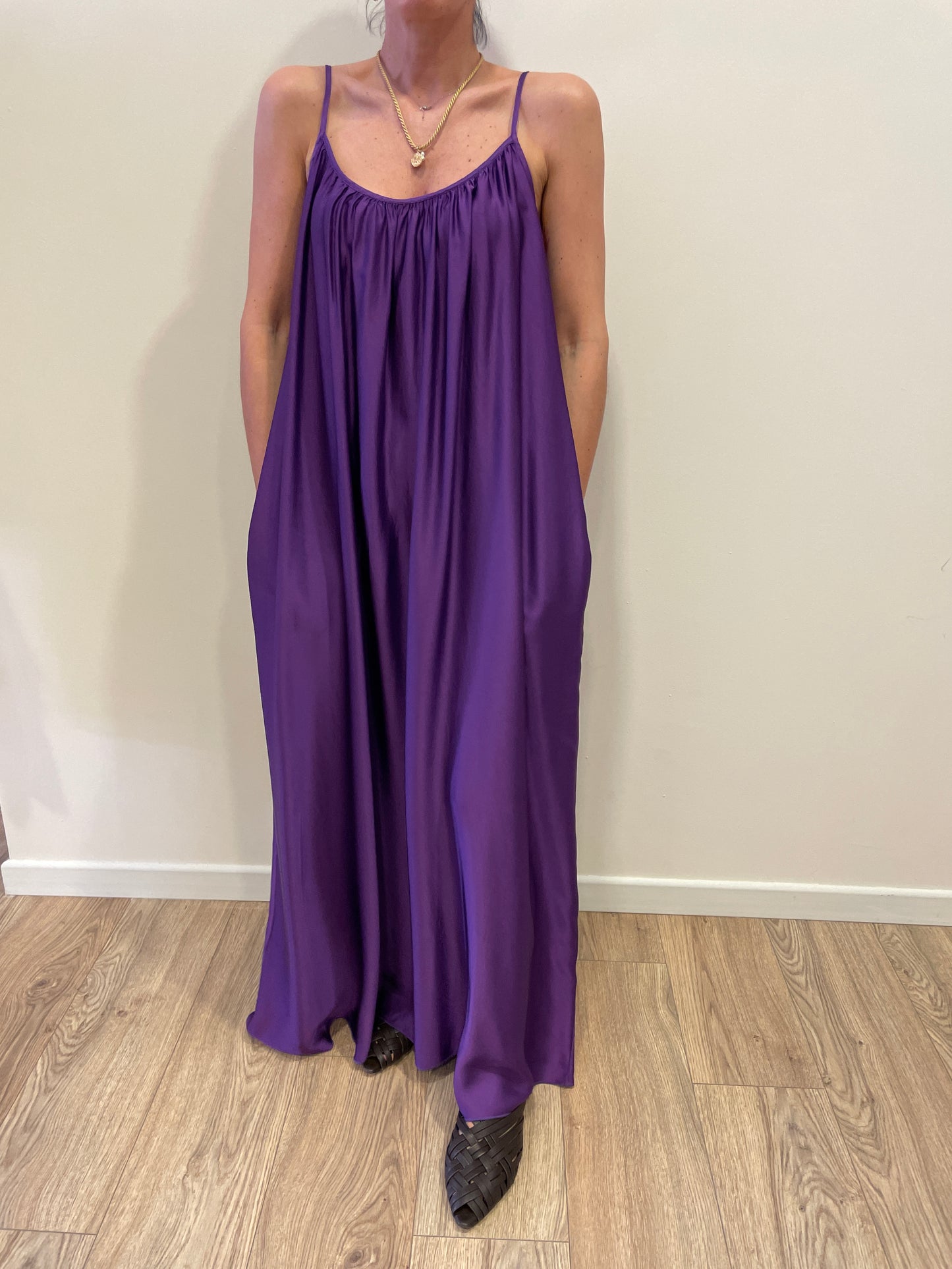 SUSY MIX - Abito lungo 100% viscosa con spalline sottili regolabili color viola