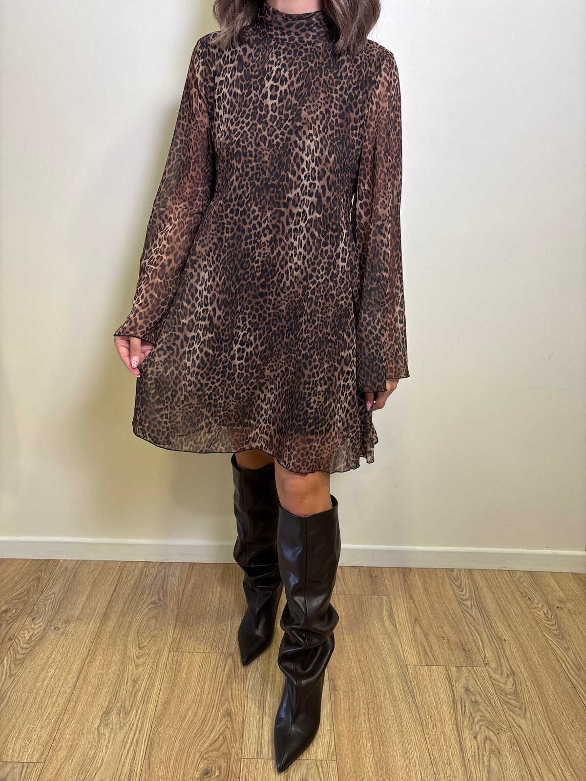 VICOLO - Abito animalier con maniche a campana, scollatura posteriore e fiocco regolabile