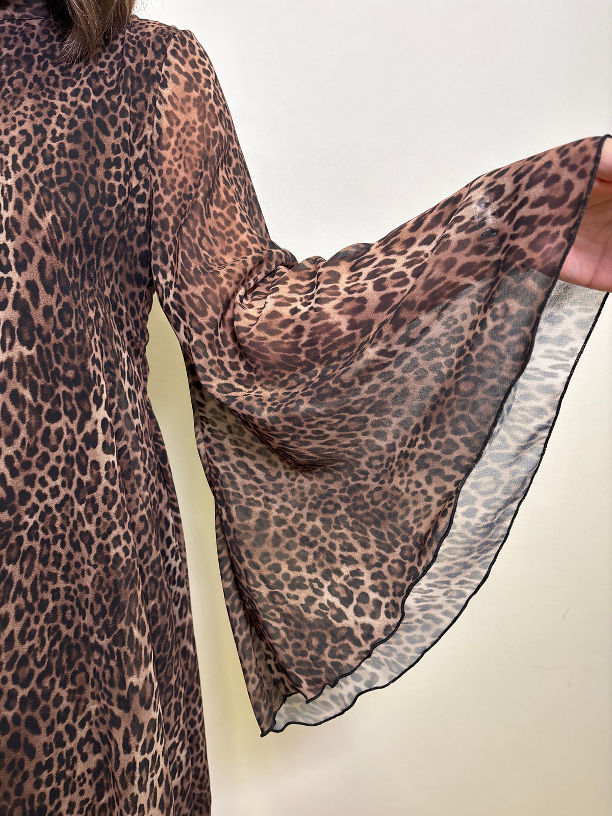 VICOLO - Abito animalier con maniche a campana, scollatura posteriore e fiocco regolabile