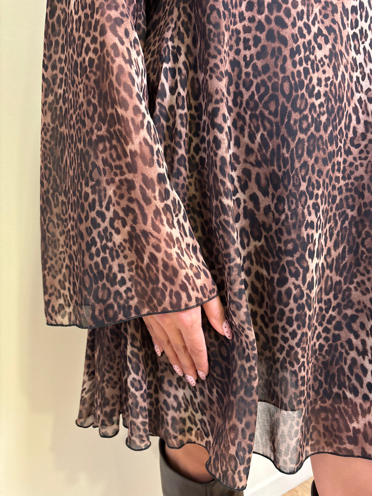 VICOLO - Abito animalier con maniche a campana, scollatura posteriore e fiocco regolabile
