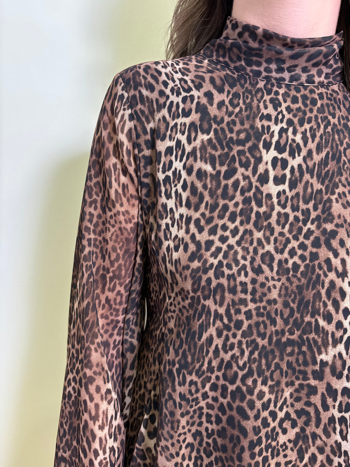 VICOLO - Abito animalier con maniche a campana, scollatura posteriore e fiocco regolabile