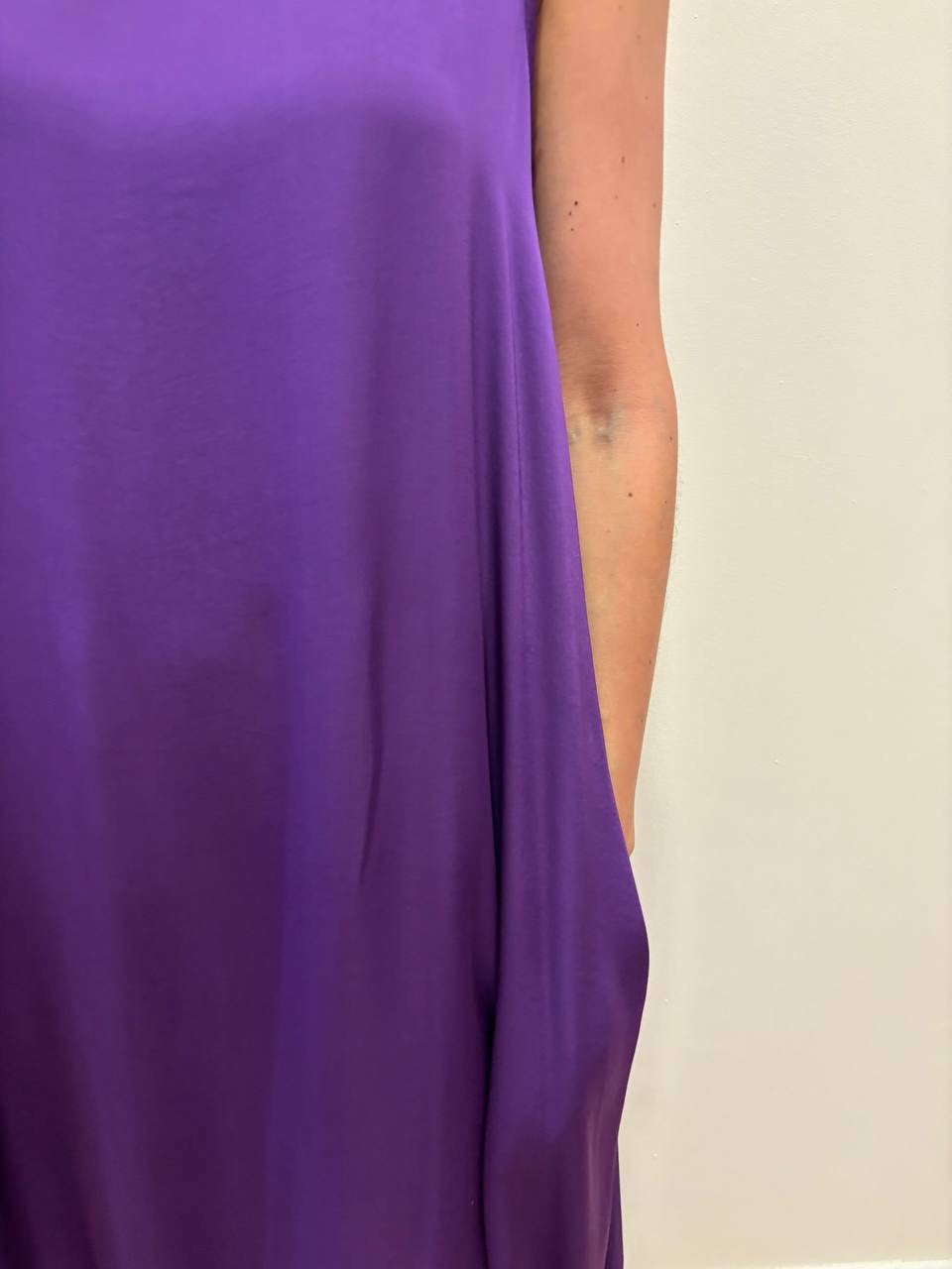 SUSY MIX - Abito lungo in viscosa a spalla larga con tasche color viola