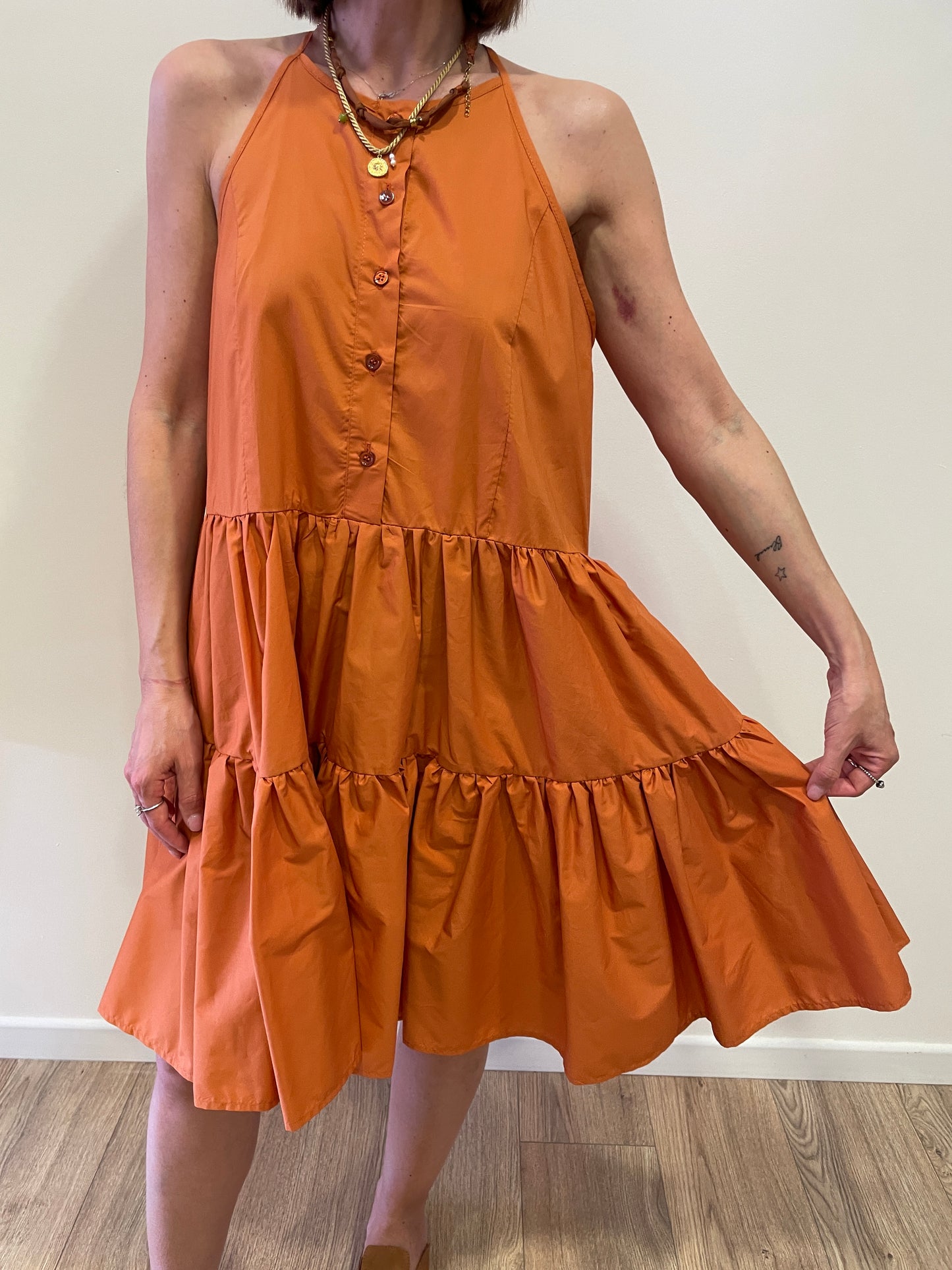 VICOLO - Abito in cotone con bottoni e balze color arancio