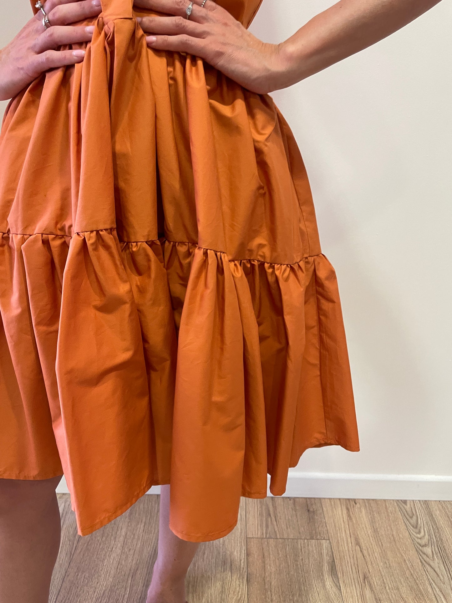 VICOLO - Abito in cotone con bottoni e balze color arancio
