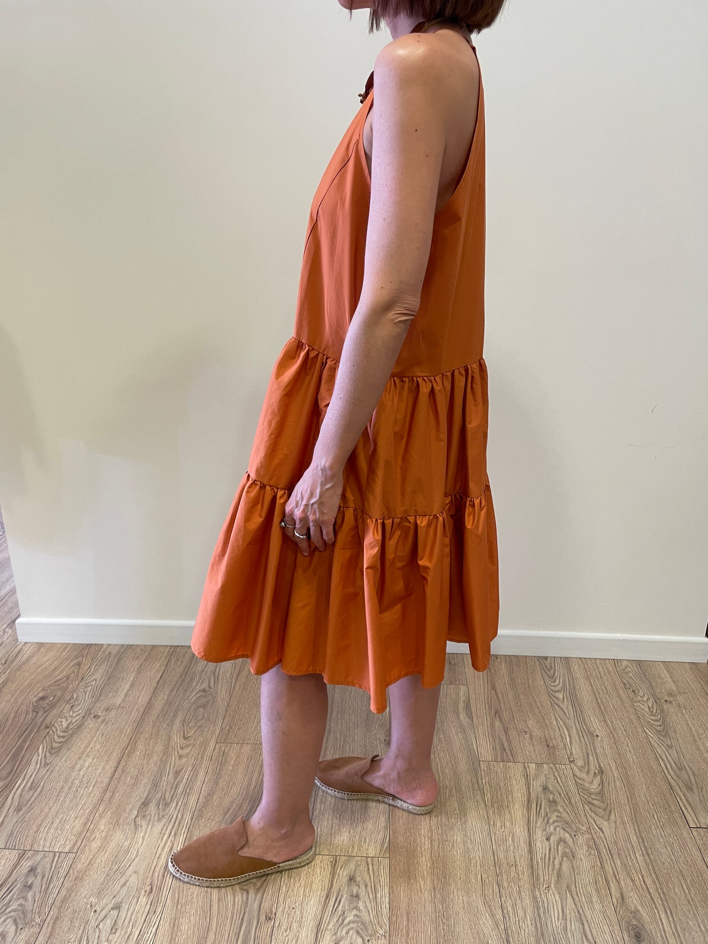 VICOLO - Abito in cotone con bottoni e balze color arancio
