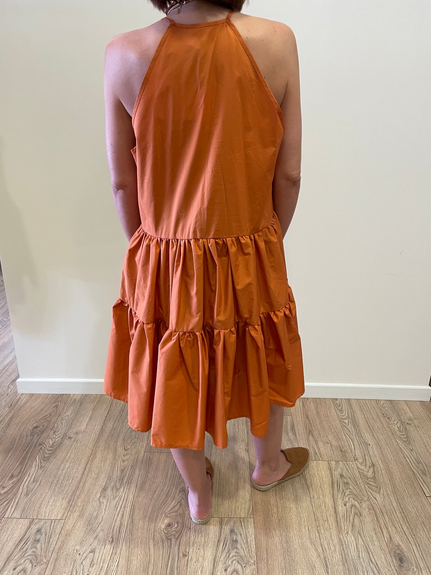 VICOLO - Abito in cotone con bottoni e balze color arancio