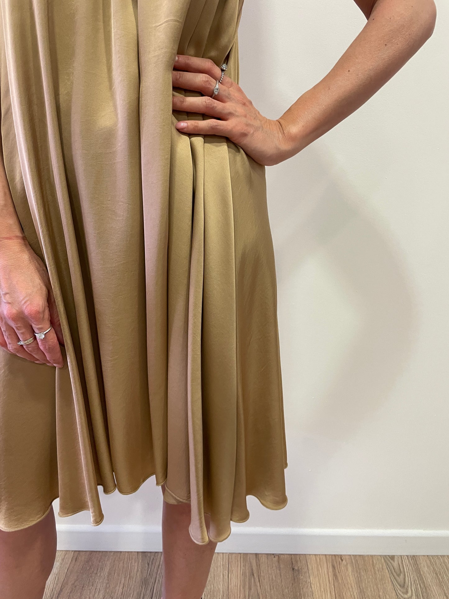 VICOLO - Abito corto in viscosa con coulisse sul retro color beige
