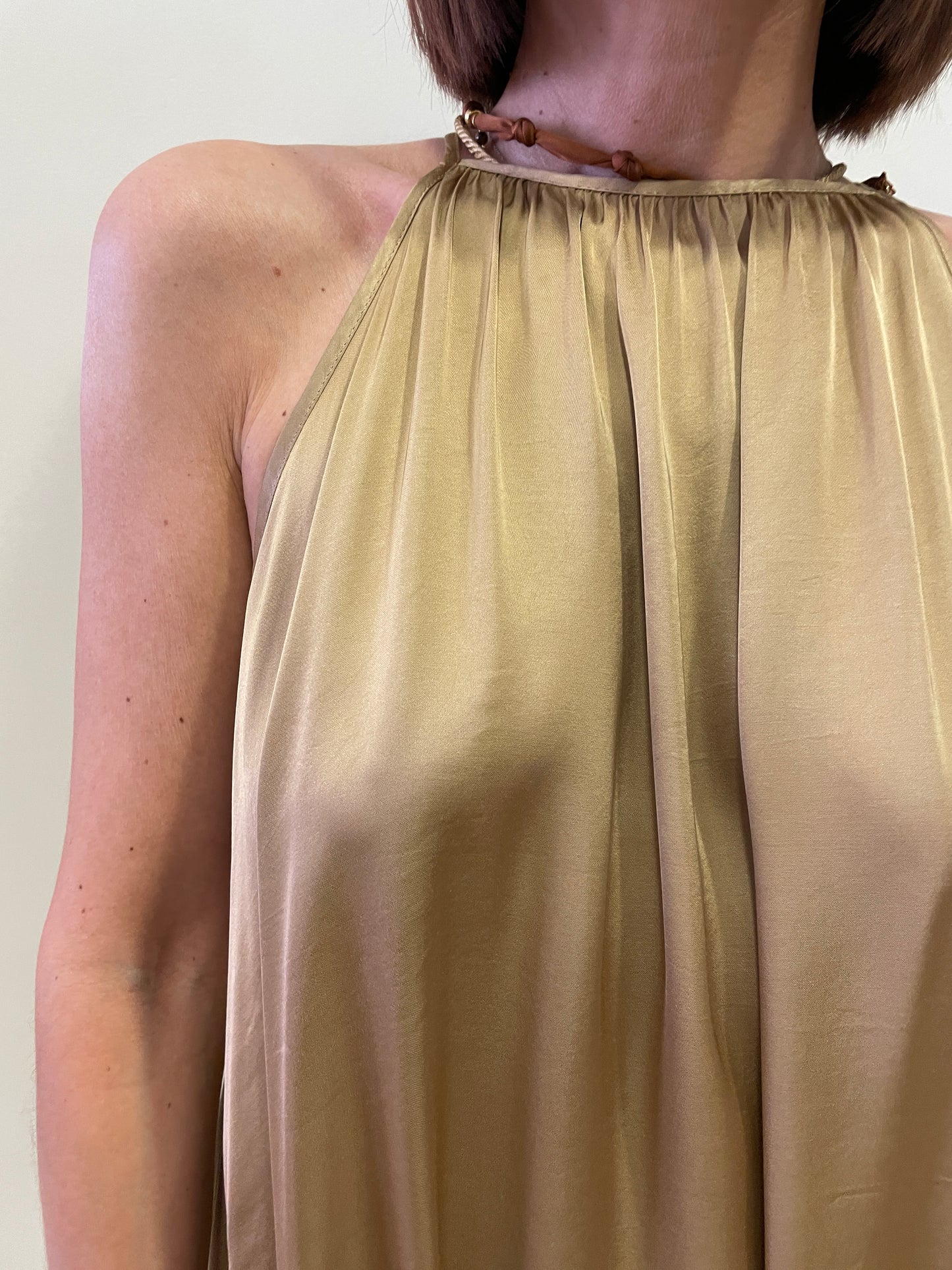 VICOLO - Abito corto in viscosa con coulisse sul retro color beige