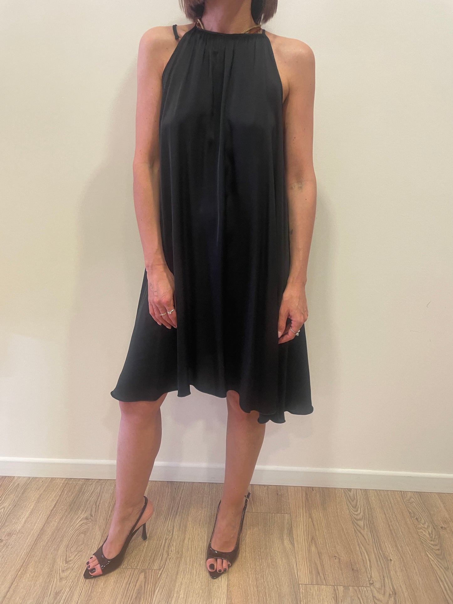 VICOLO - Abito corto in viscosa con coulisse sul retro color nero