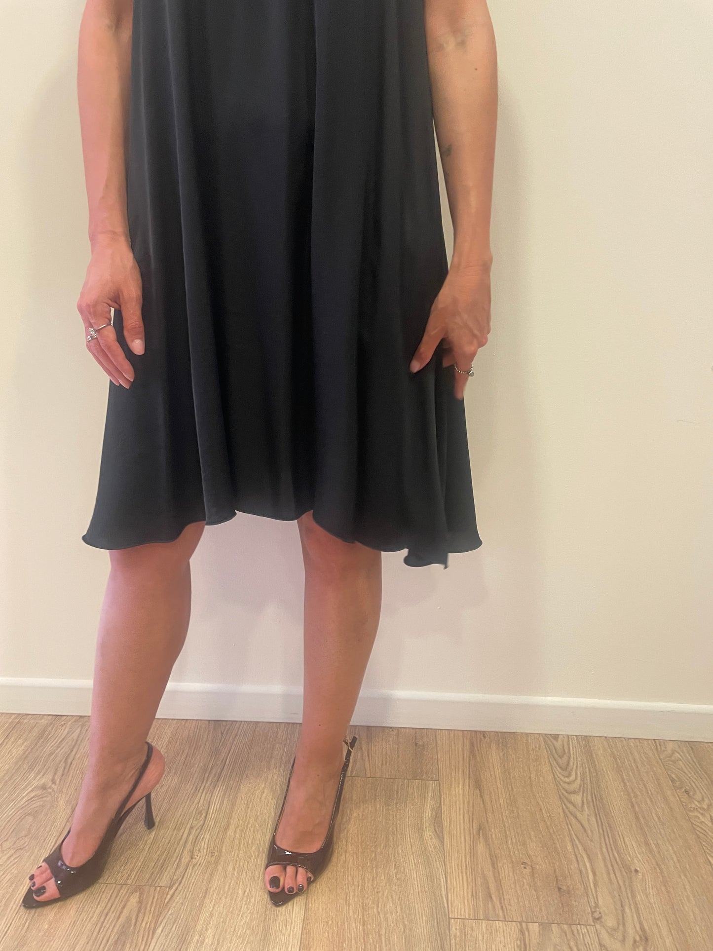 VICOLO - Abito corto in viscosa con coulisse sul retro color nero