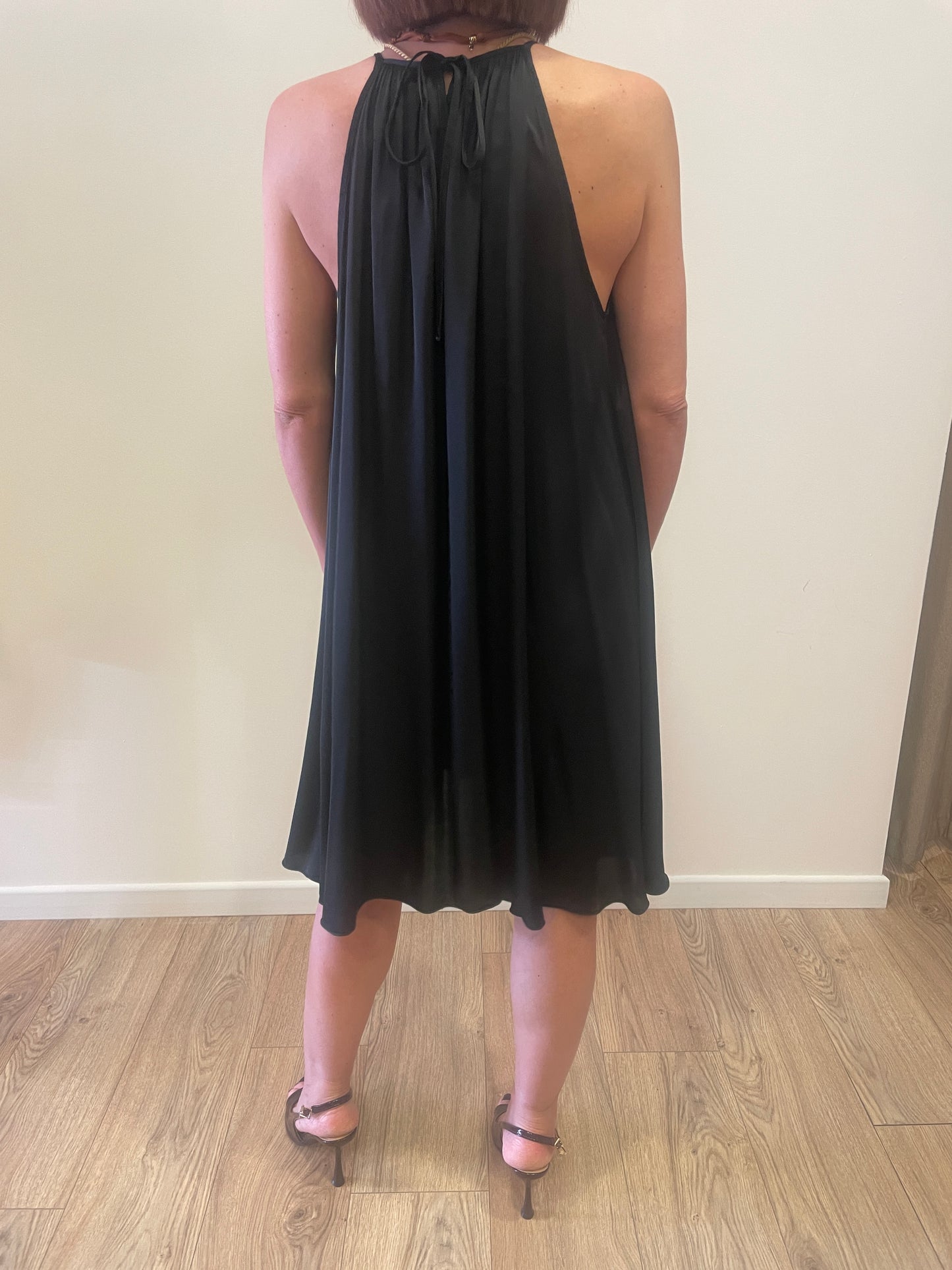 VICOLO - Abito corto in viscosa con coulisse sul retro color nero