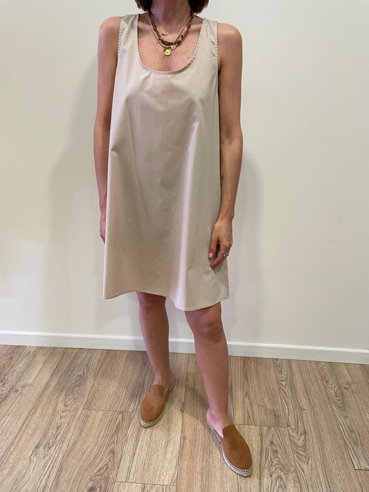 VICOLO - Abito corto in popeline di cotone con spalle larghe e fiocco sul retro color beige