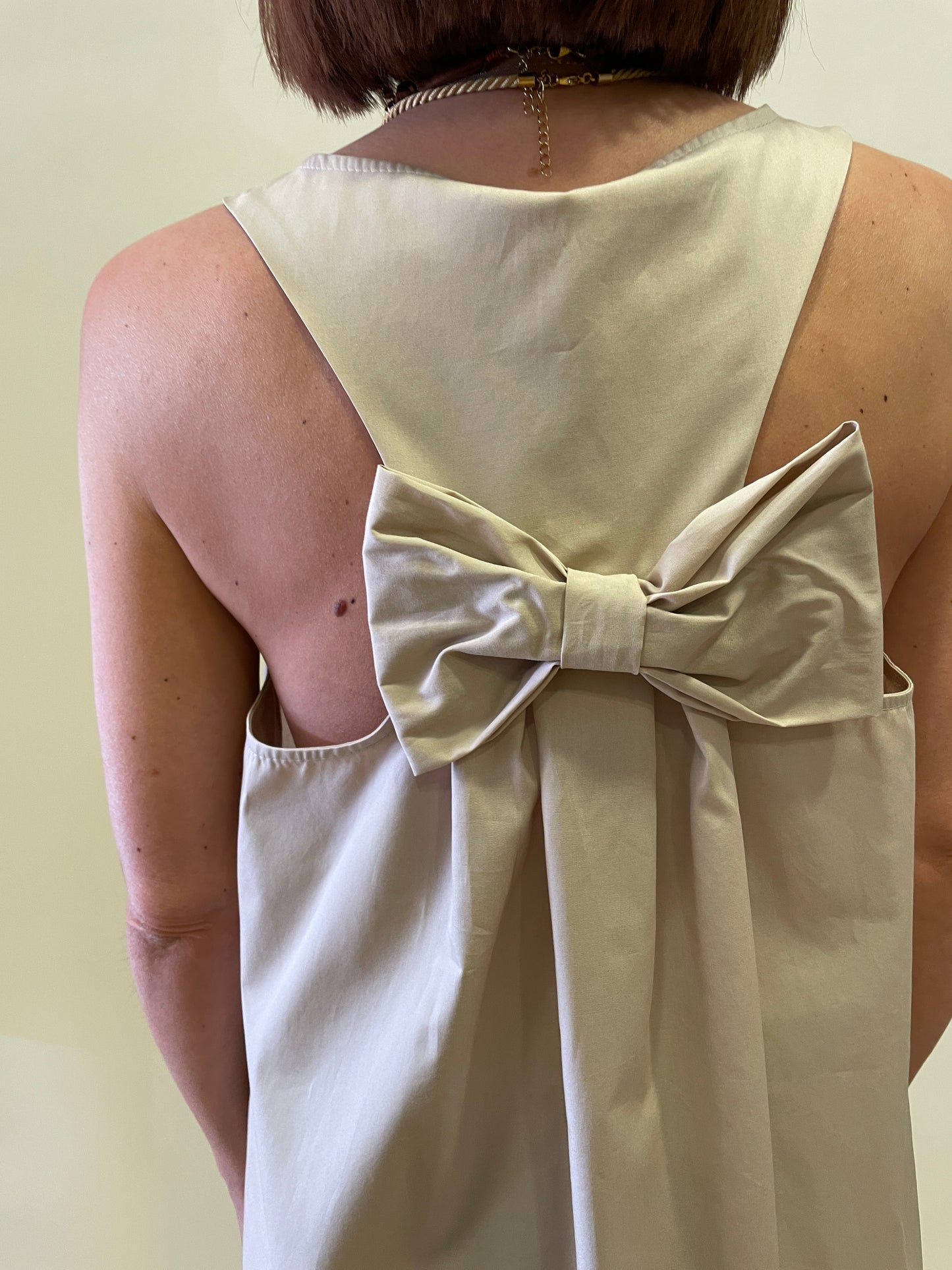 VICOLO - Abito corto in popeline di cotone con spalle larghe e fiocco sul retro color beige