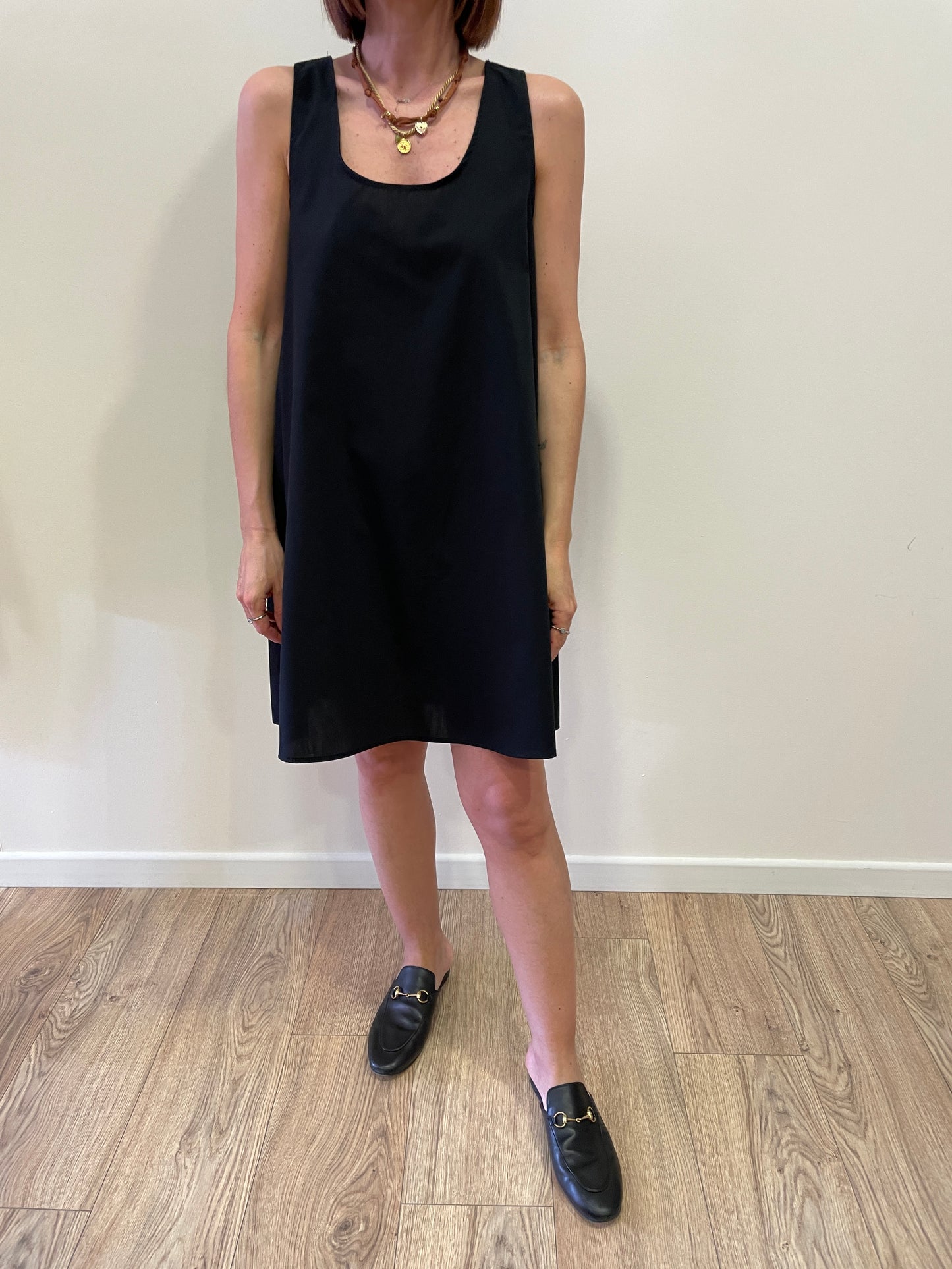 VICOLO - Abito corto in popeline di cotone con spalle larghe e fiocco sul retro color nero