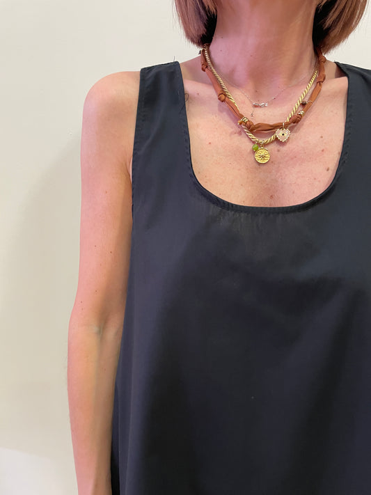 VICOLO - Abito corto in popeline di cotone con spalle larghe e fiocco sul retro color nero