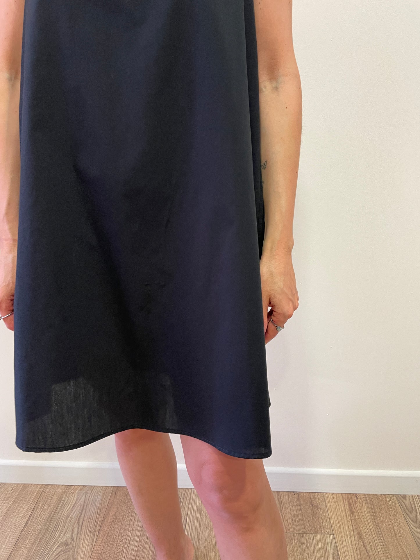 VICOLO - Abito corto in popeline di cotone con spalle larghe e fiocco sul retro color nero
