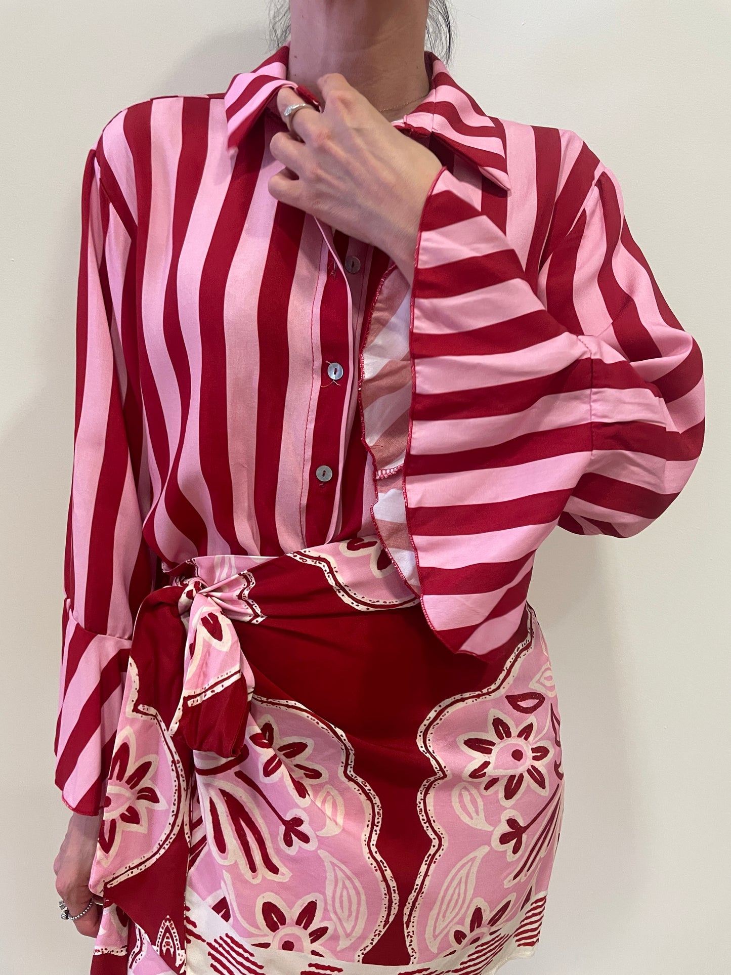 VICOLO - Set coordinato con camicia a righe e gonna corta a portafoglio in fantasia