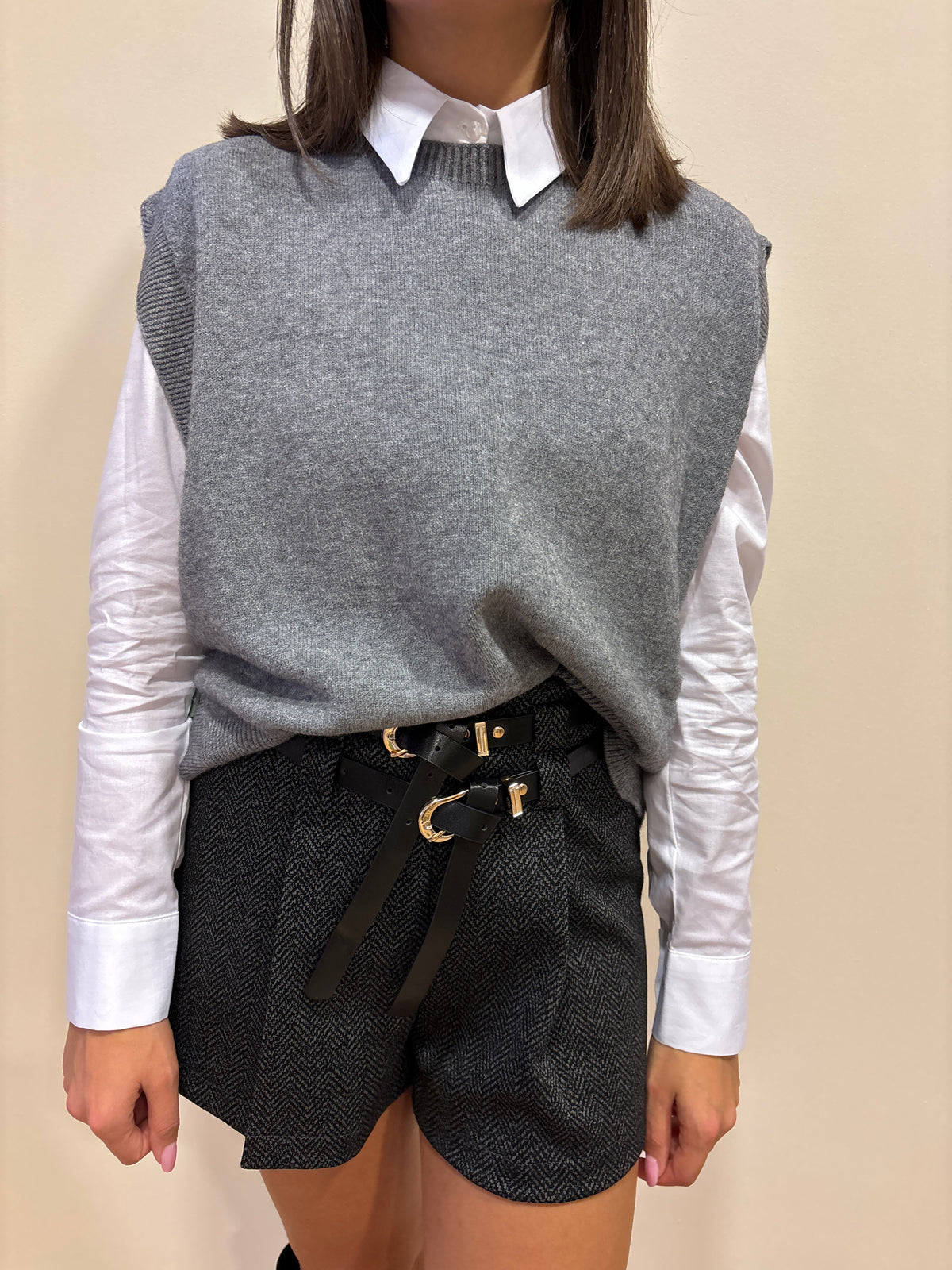 HAVEONE - Shorts spinato con pinces e doppia cintura color grigio e nero