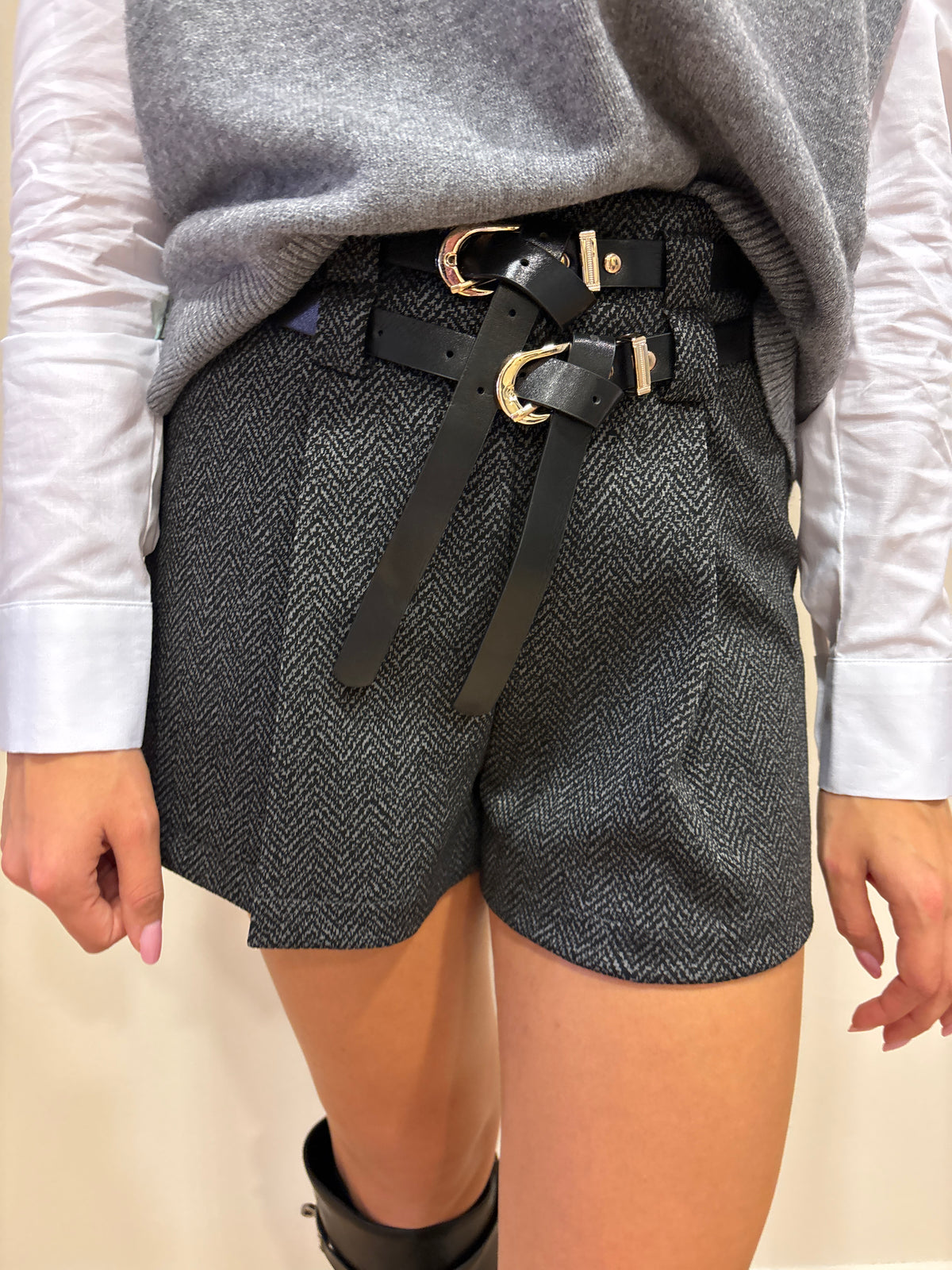 HAVEONE - Shorts spinato con pinces e doppia cintura color grigio e nero
