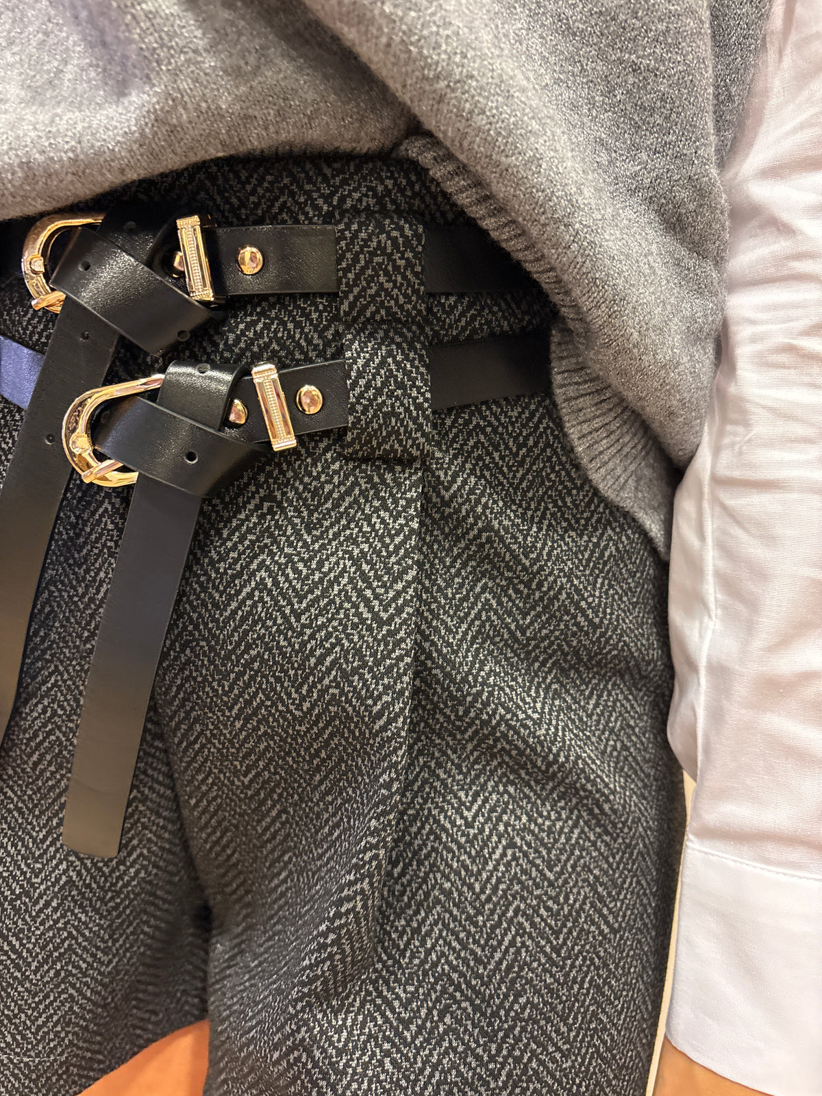 HAVEONE - Shorts spinato con pinces e doppia cintura color grigio e nero