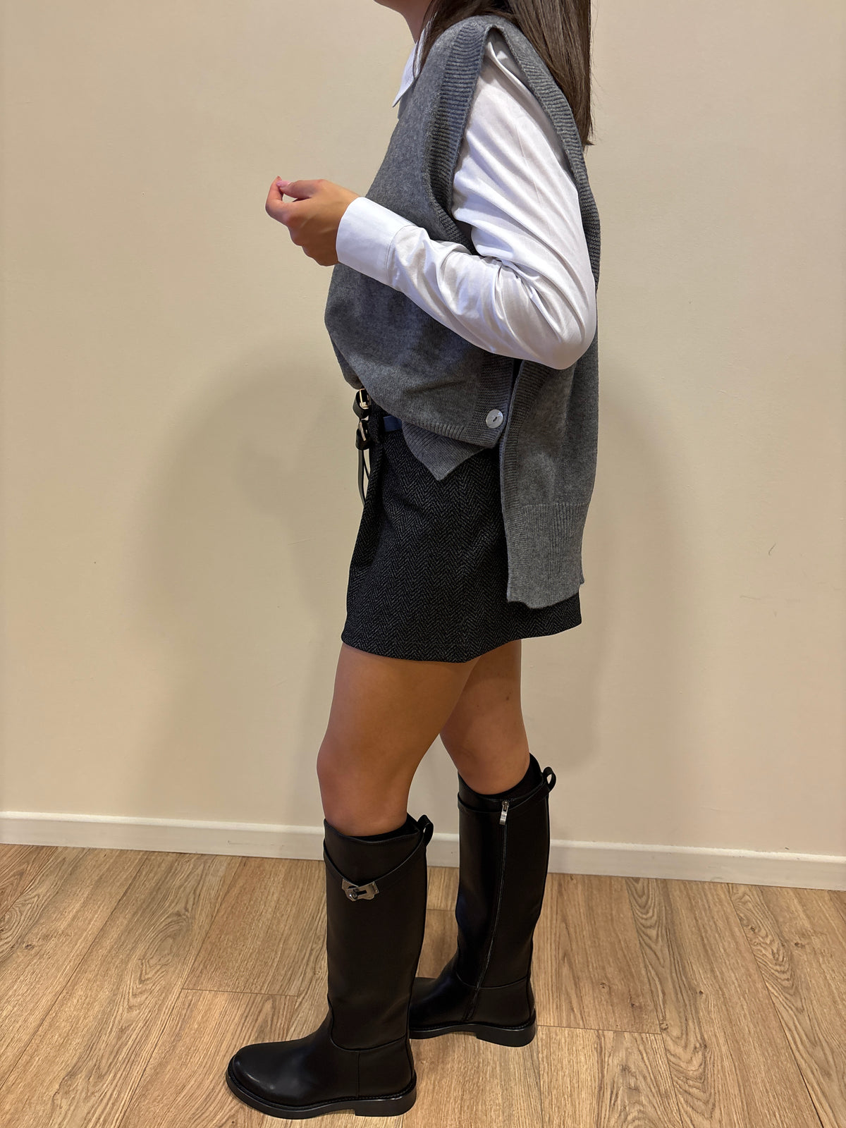 HAVEONE - Shorts spinato con pinces e doppia cintura color grigio e nero