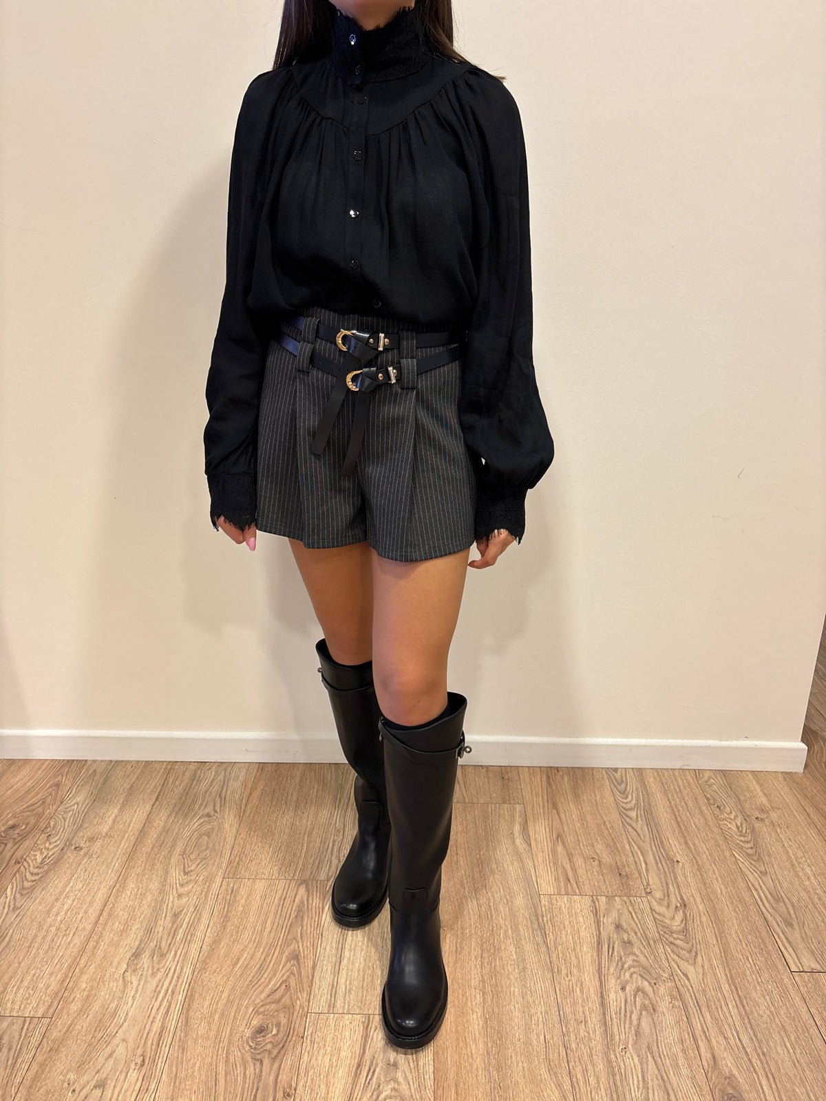 HAVEONE - Camicia nera con colletto alto e polsini in pizzo color nero