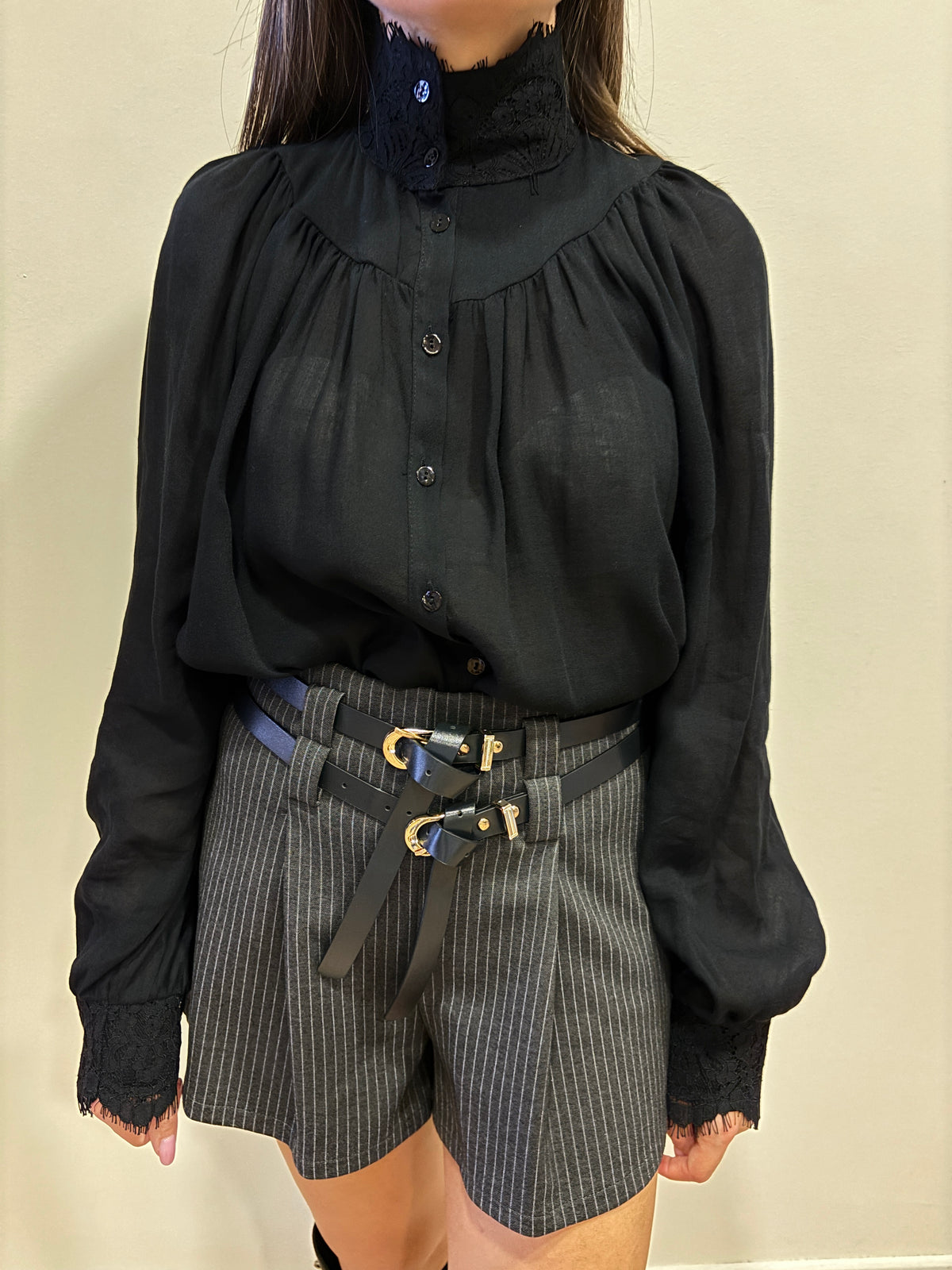HAVEONE - Camicia nera con colletto alto e polsini in pizzo color nero