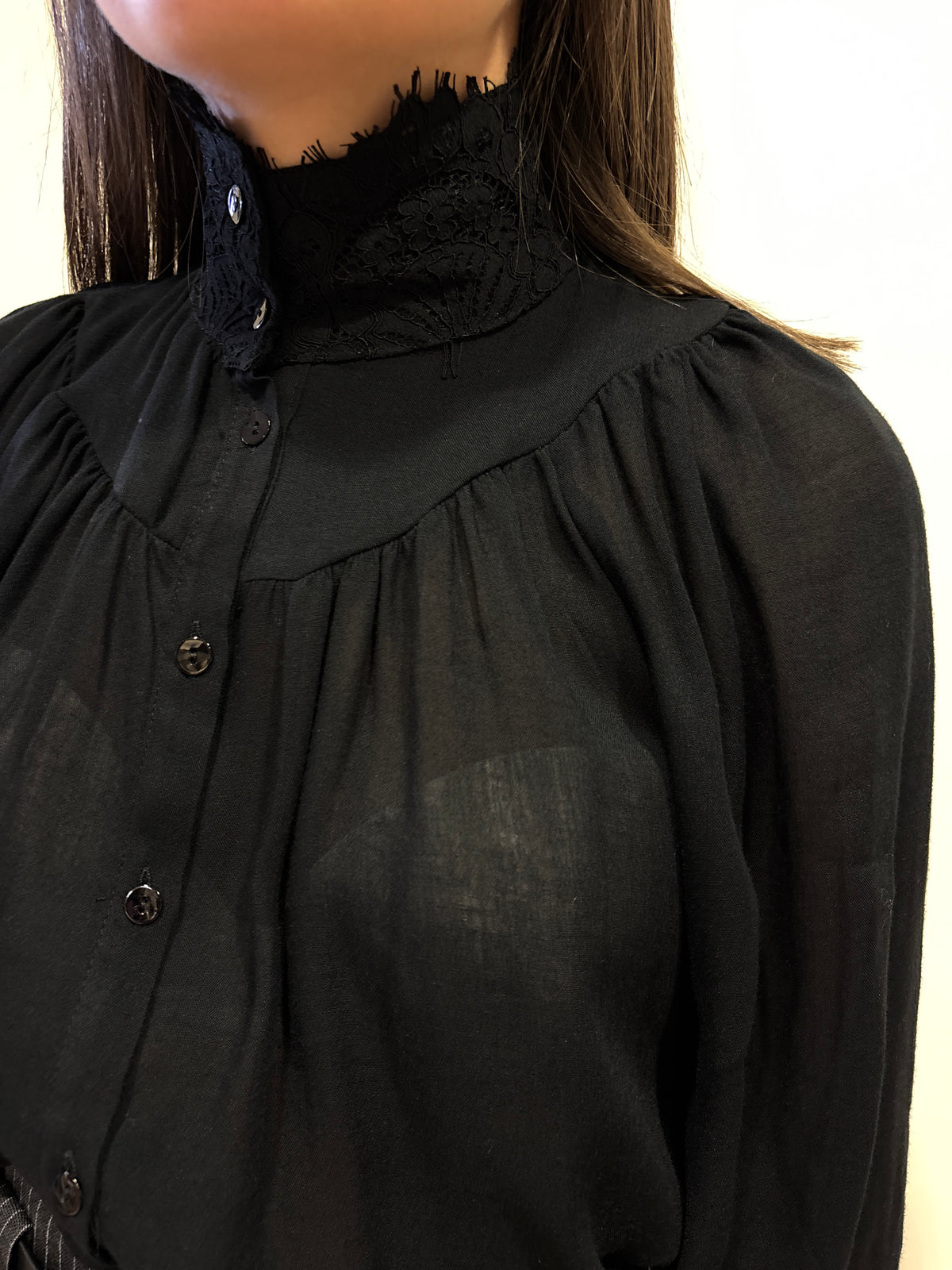 HAVEONE - Camicia nera con colletto alto e polsini in pizzo color nero