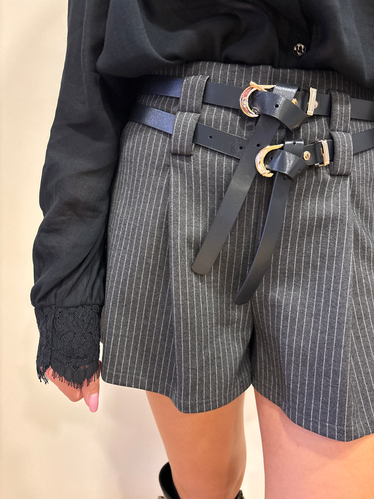 HAVEONE - Shorts gessato con pinces e doppia cintura color grigio