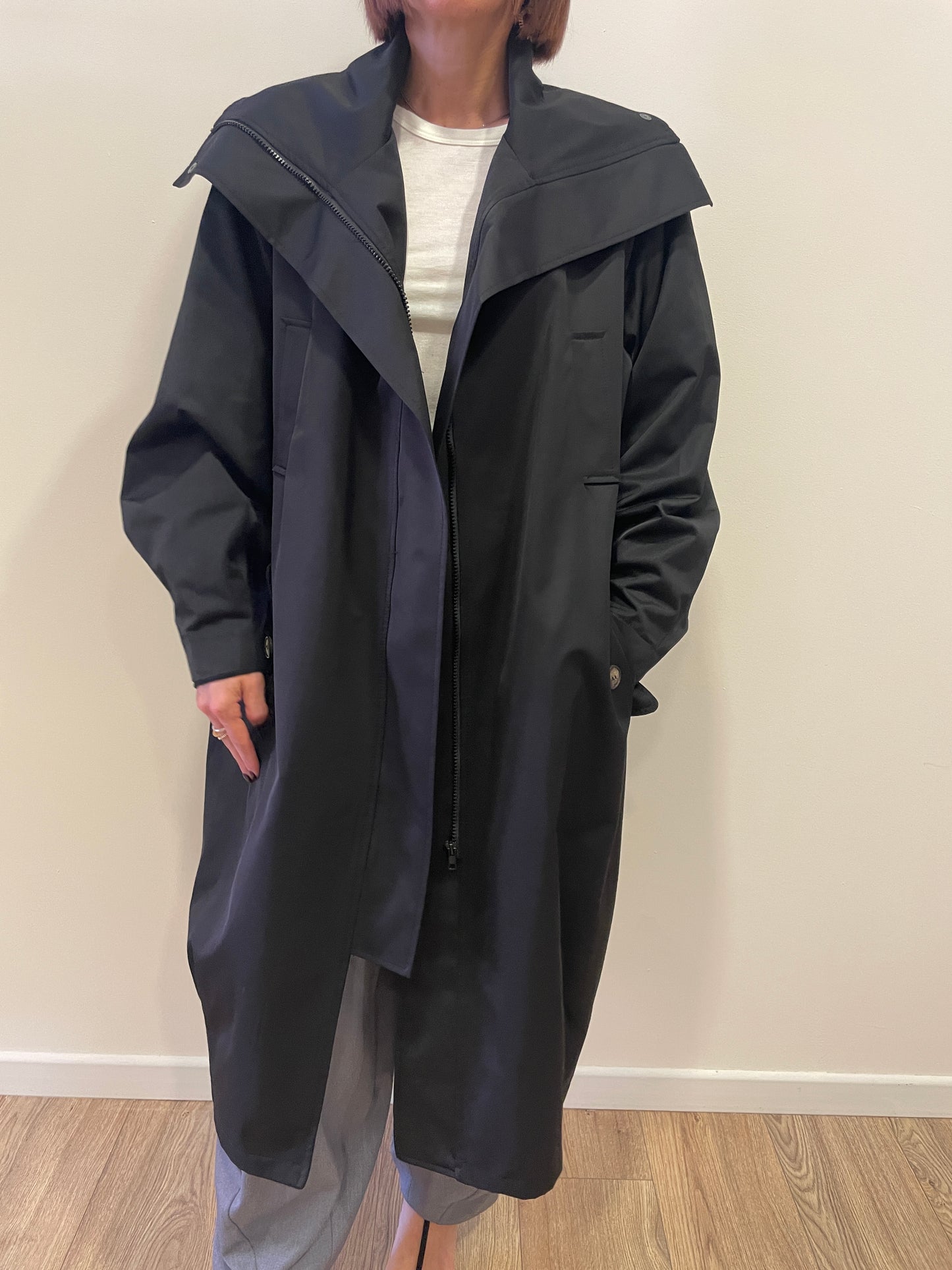 KONTATTO - Trench collo imbuto color nero