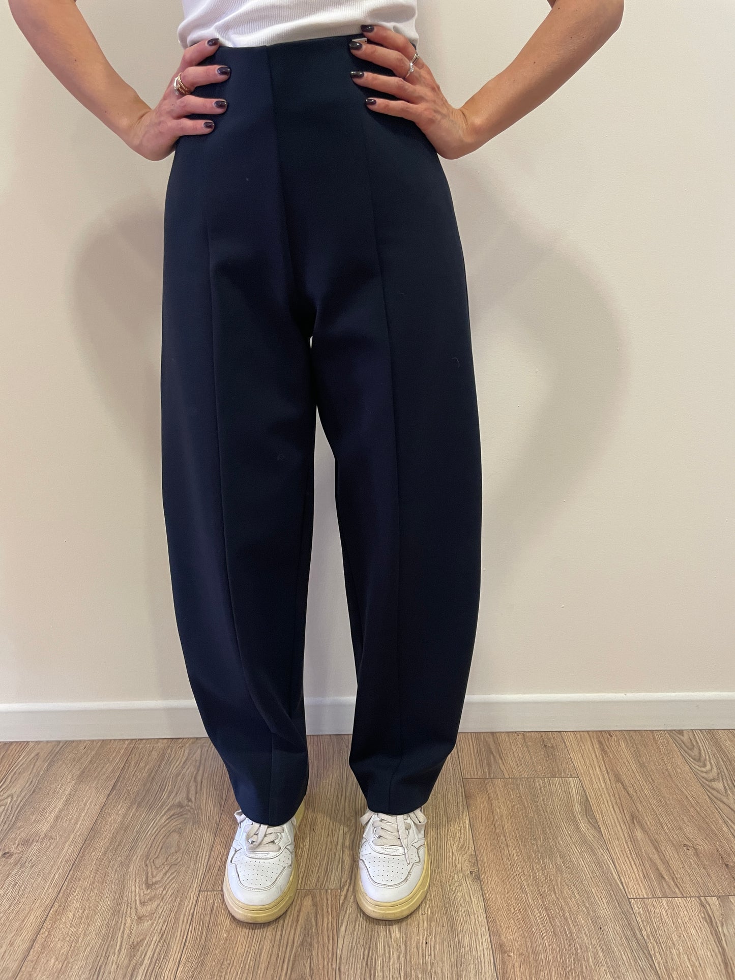 KAOS - Pantalone barrel fit con zip laterale in punto milano color blu