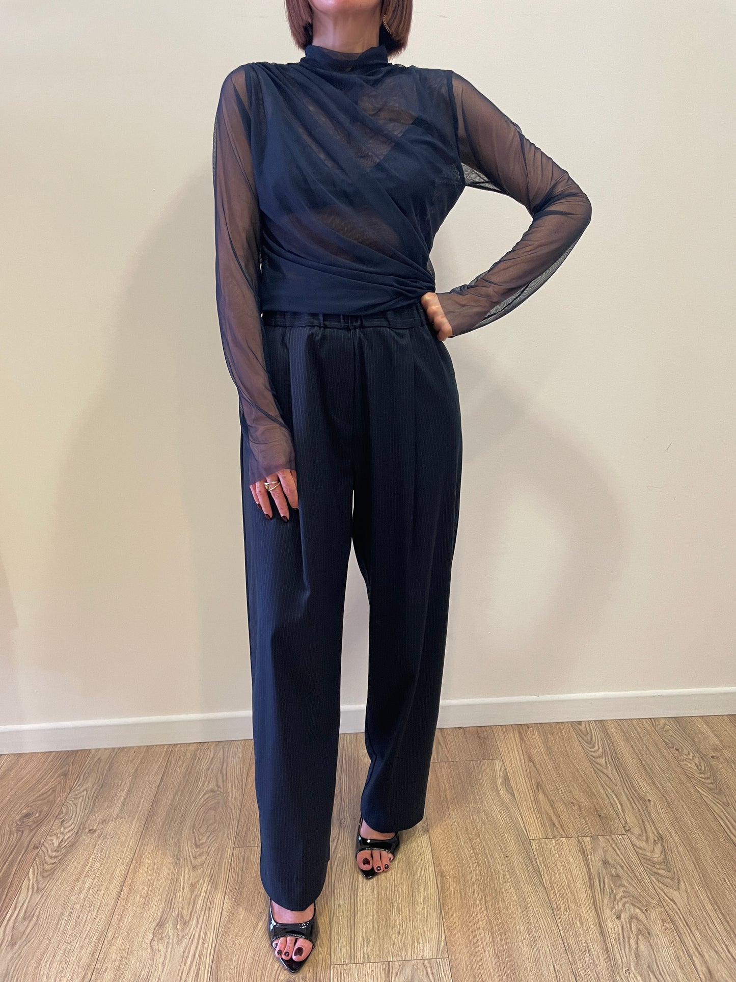 KONTATTO - Pantalone barrel fit con pinces gessato color blu notte