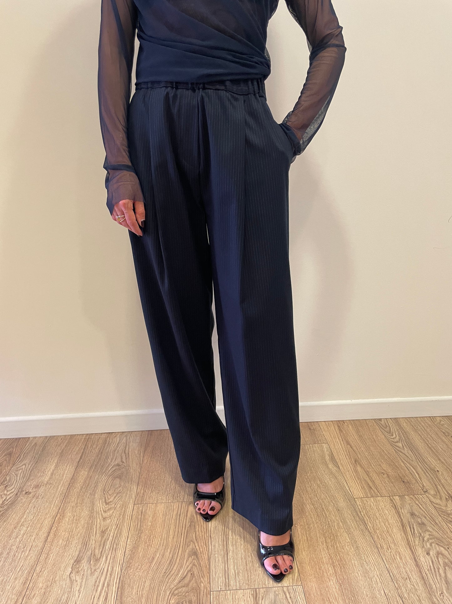 KONTATTO - Pantalone barrel fit con pinces gessato color blu notte