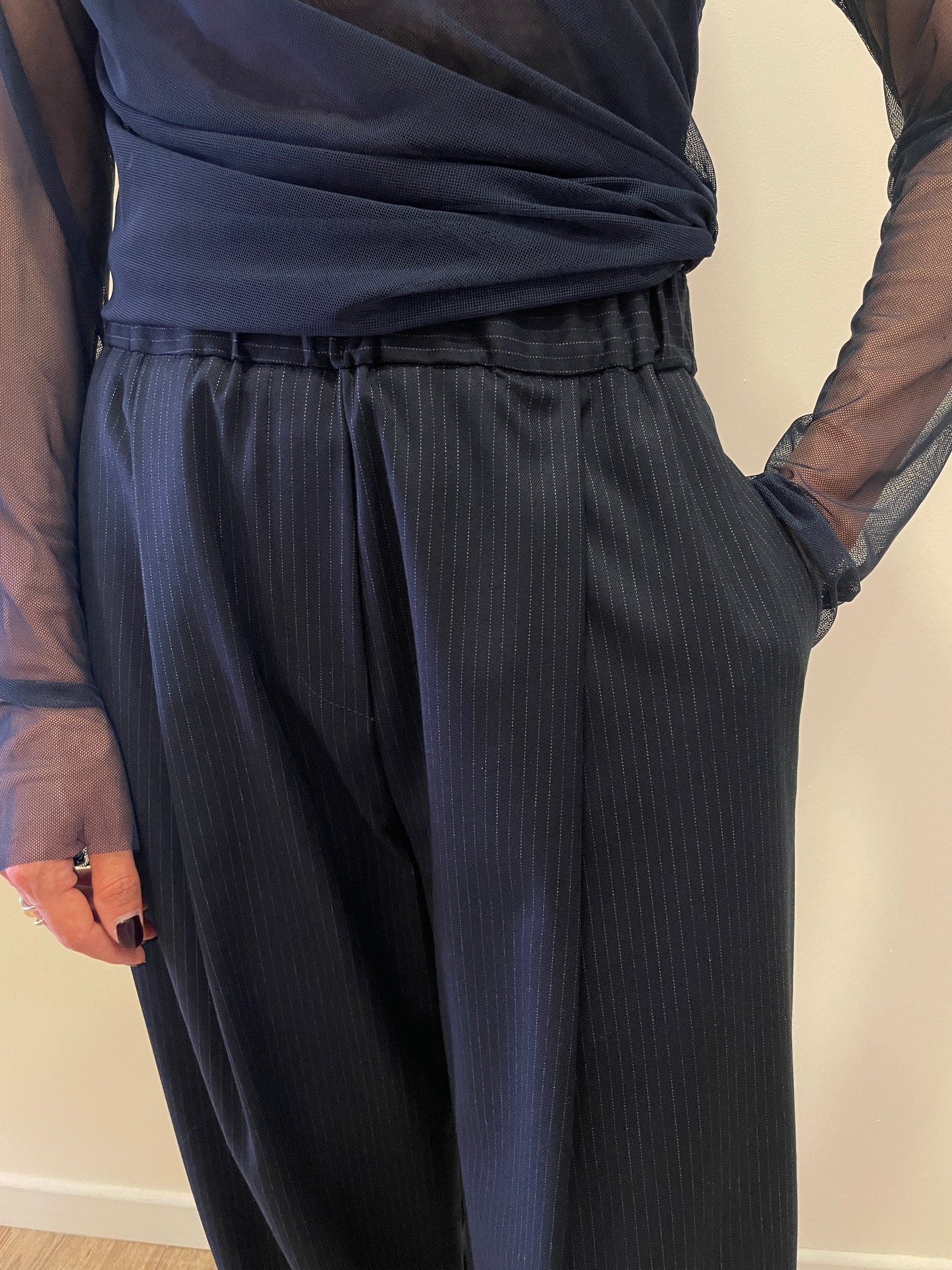 KONTATTO - Pantalone barrel fit con pinces gessato color blu notte