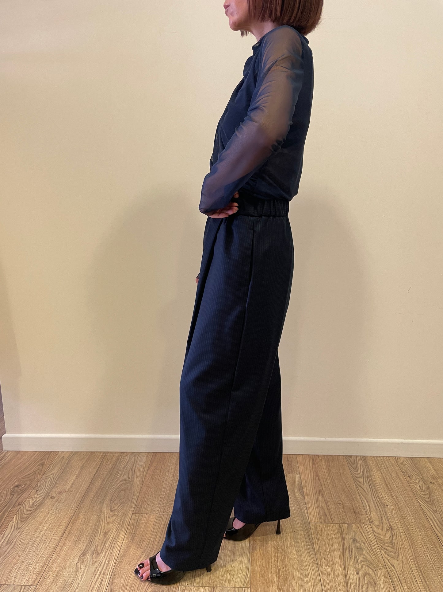 KONTATTO - Pantalone barrel fit con pinces gessato color blu notte