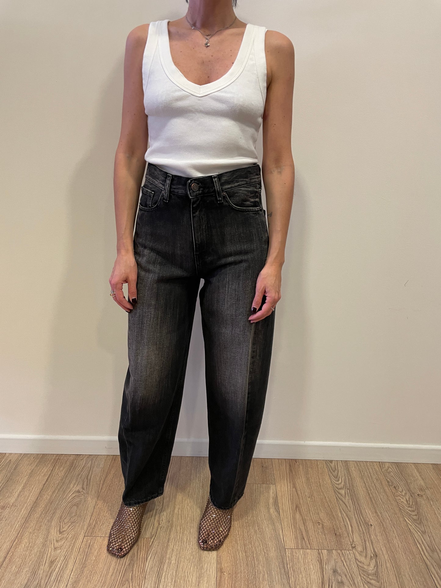 VICOLO - Jeans Chiara barrel fit a vita alta color nero sbavato