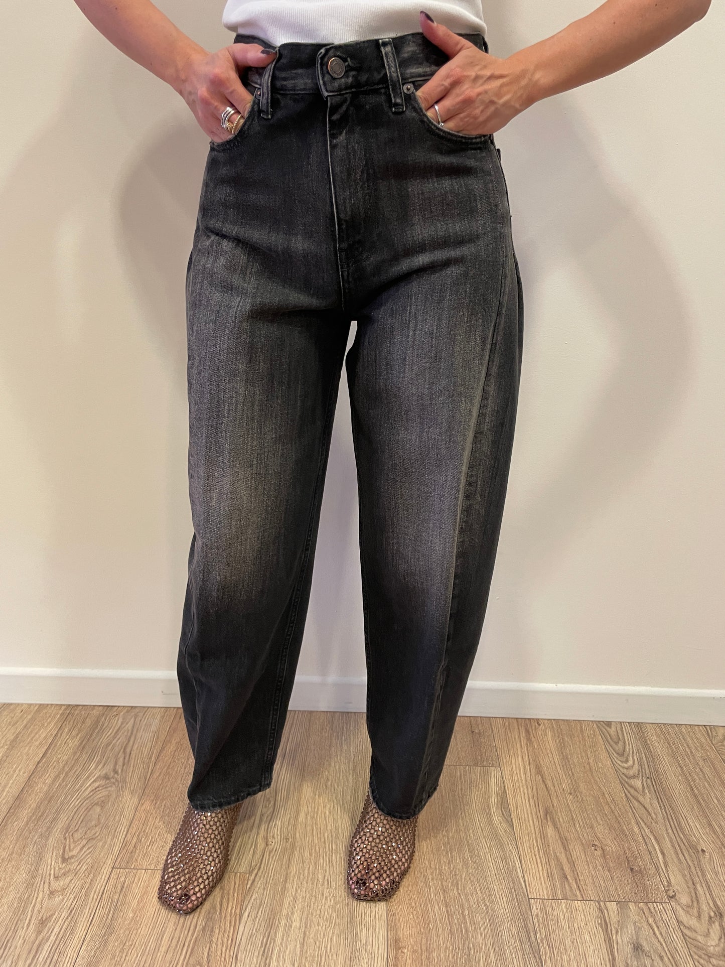 VICOLO - Jeans Chiara barrel fit a vita alta color nero sbavato