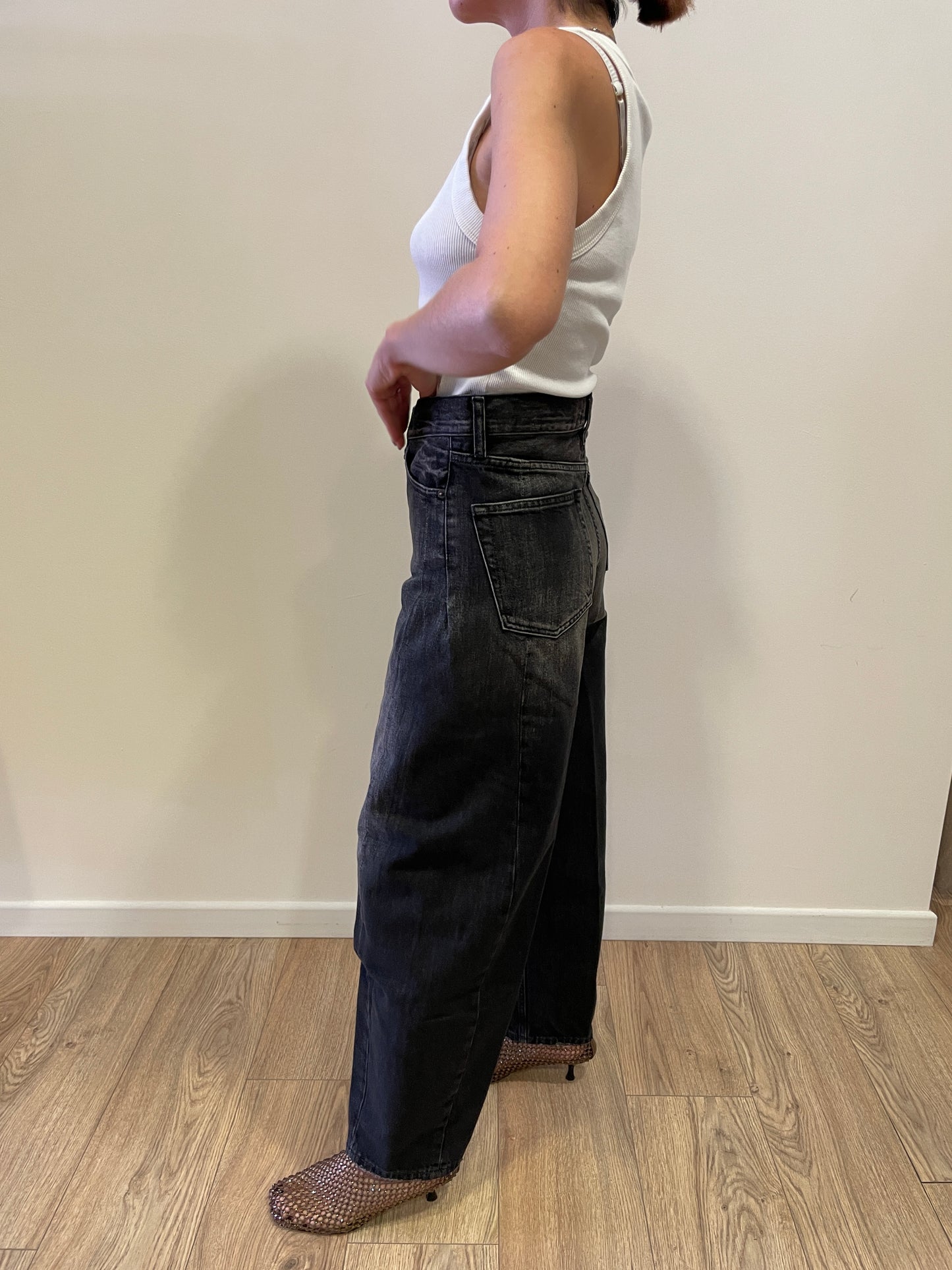 VICOLO - Jeans Chiara barrel fit a vita alta color nero sbavato