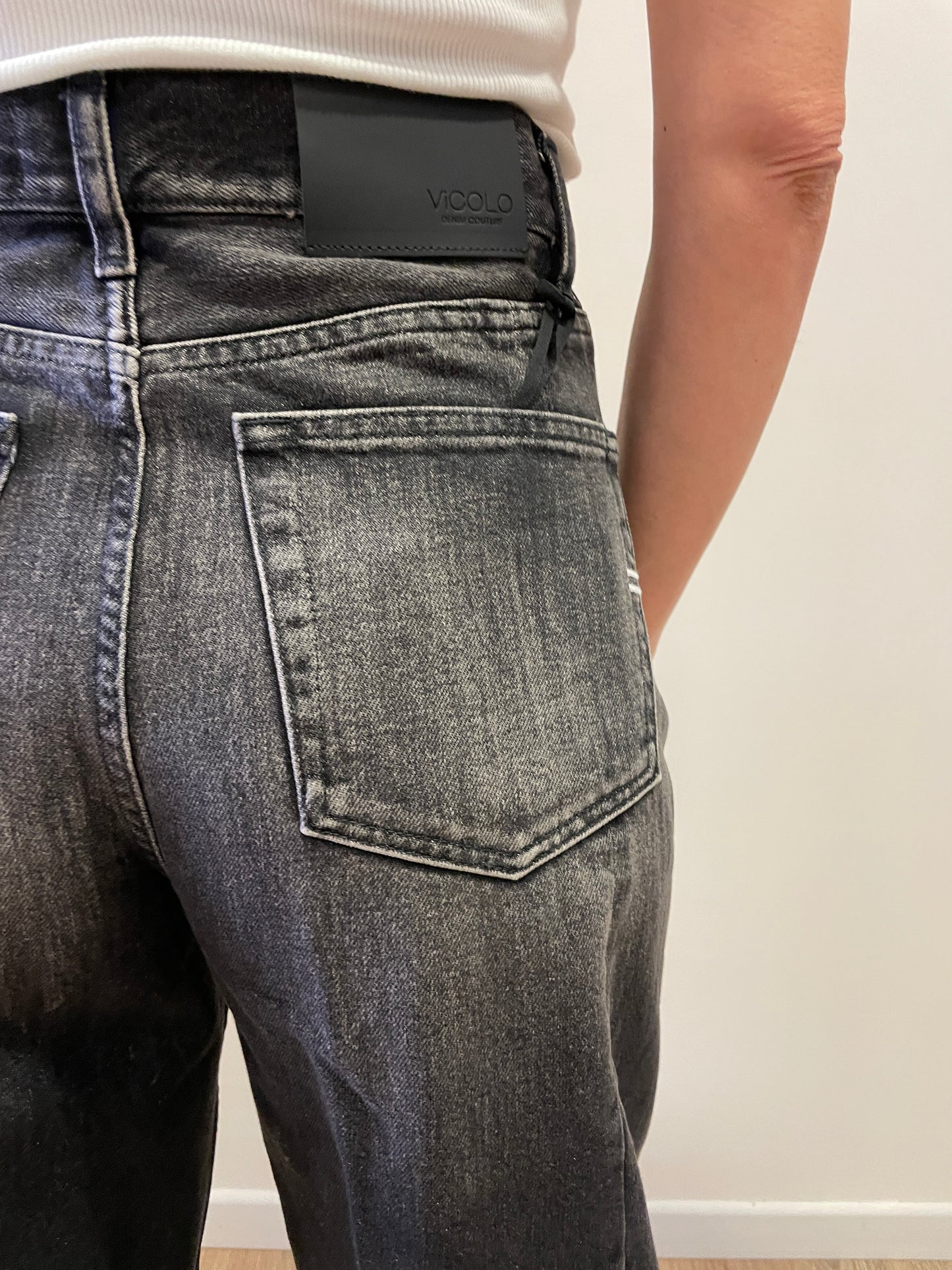 VICOLO - Jeans Chiara barrel fit a vita alta color nero sbavato