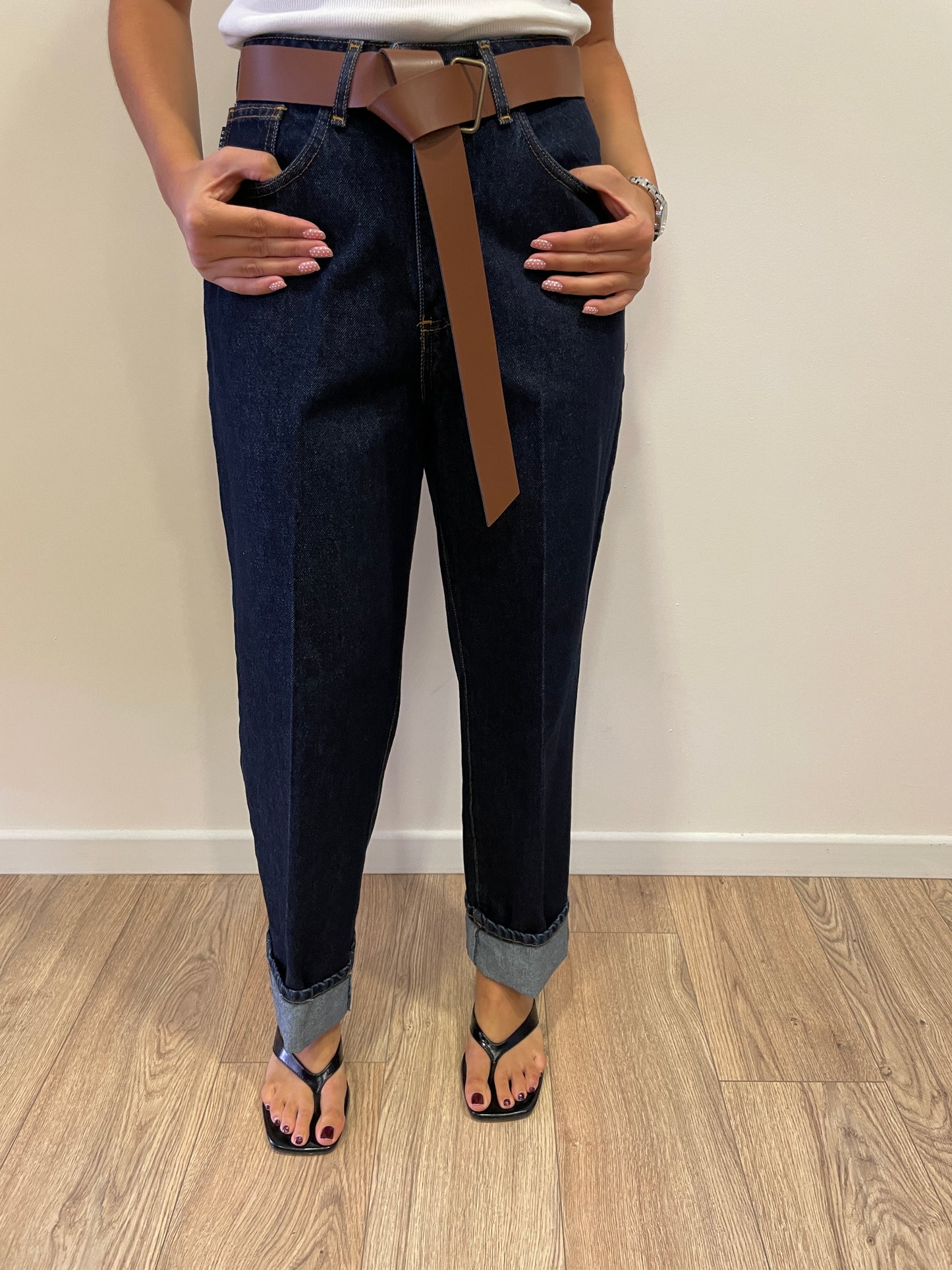 HAVEONE - Jeans Mandy a vita medio-alta elasticizzato con cintura e risvolto color denim blu scuro