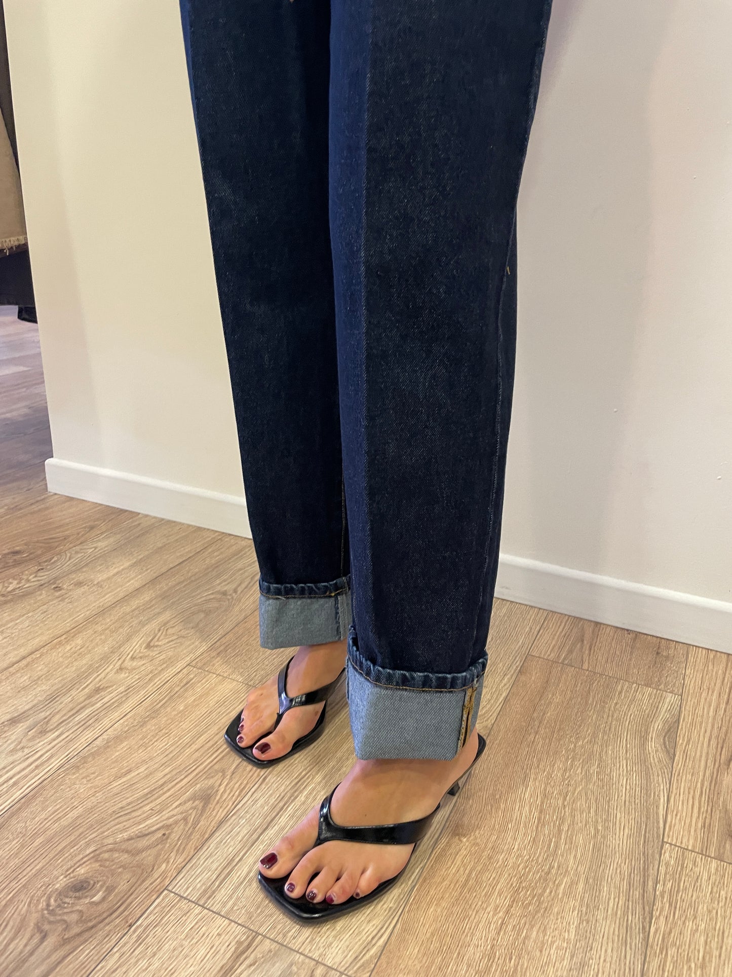 HAVEONE - Jeans Mandy a vita medio-alta elasticizzato con cintura e risvolto color denim blu scuro