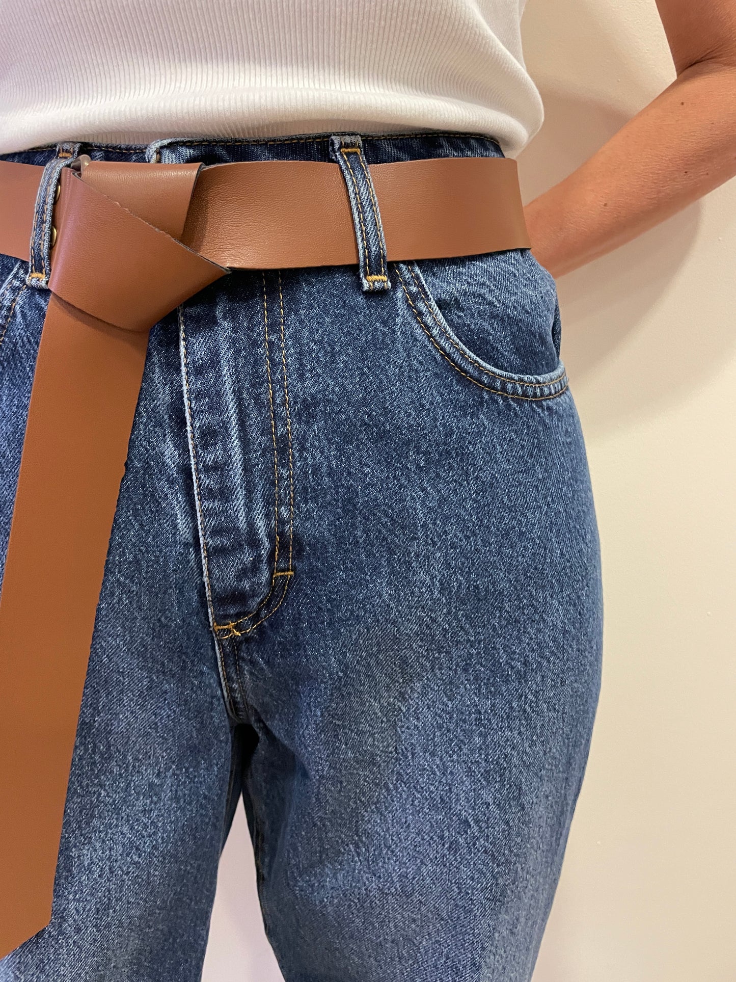 HAVEONE - Jeans Mandy a vita medio-alta elasticizzato con cintura e risvolto color denim blu chiaro