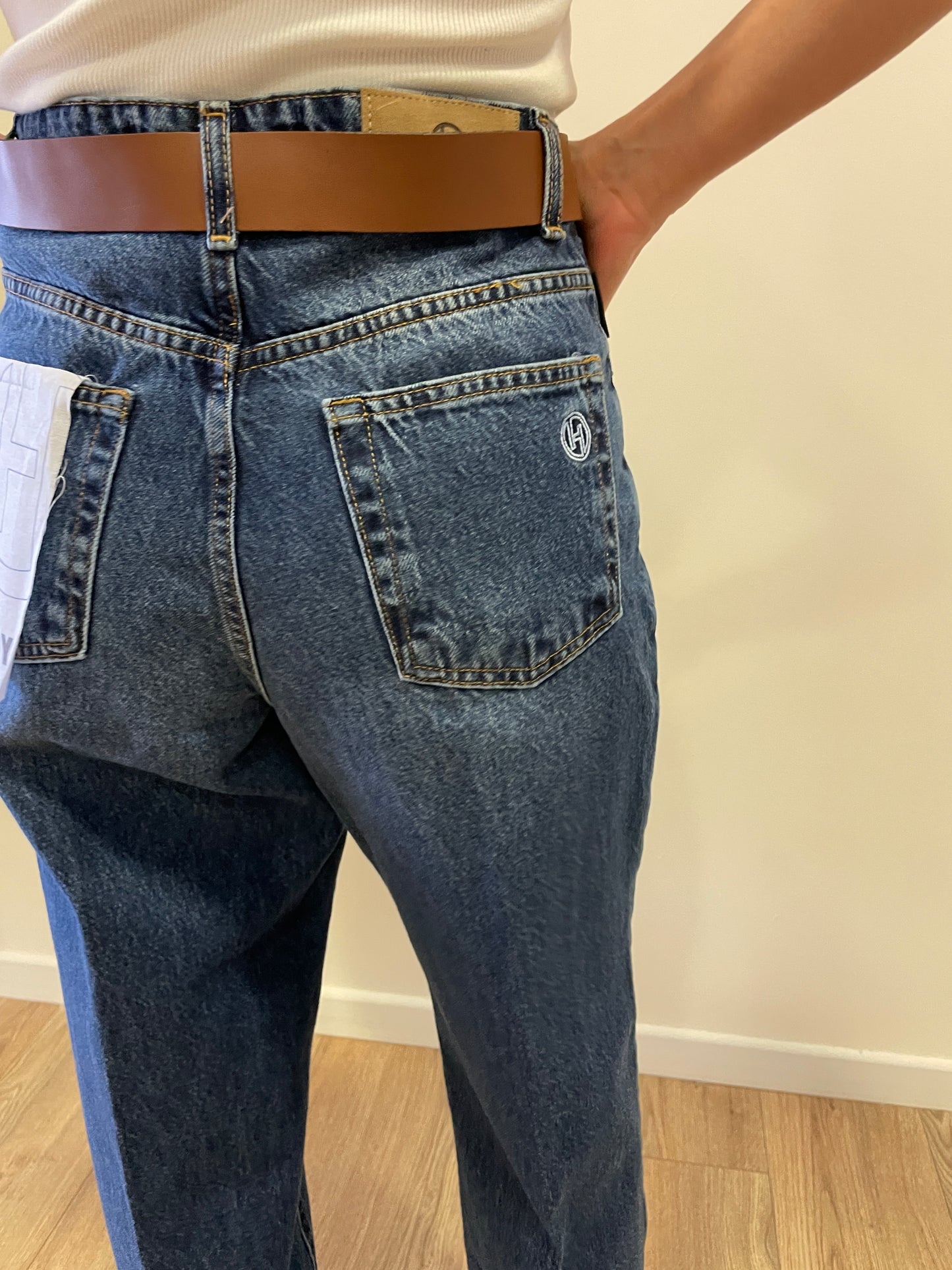 HAVEONE - Jeans Mandy a vita medio-alta elasticizzato con cintura e risvolto color denim blu chiaro