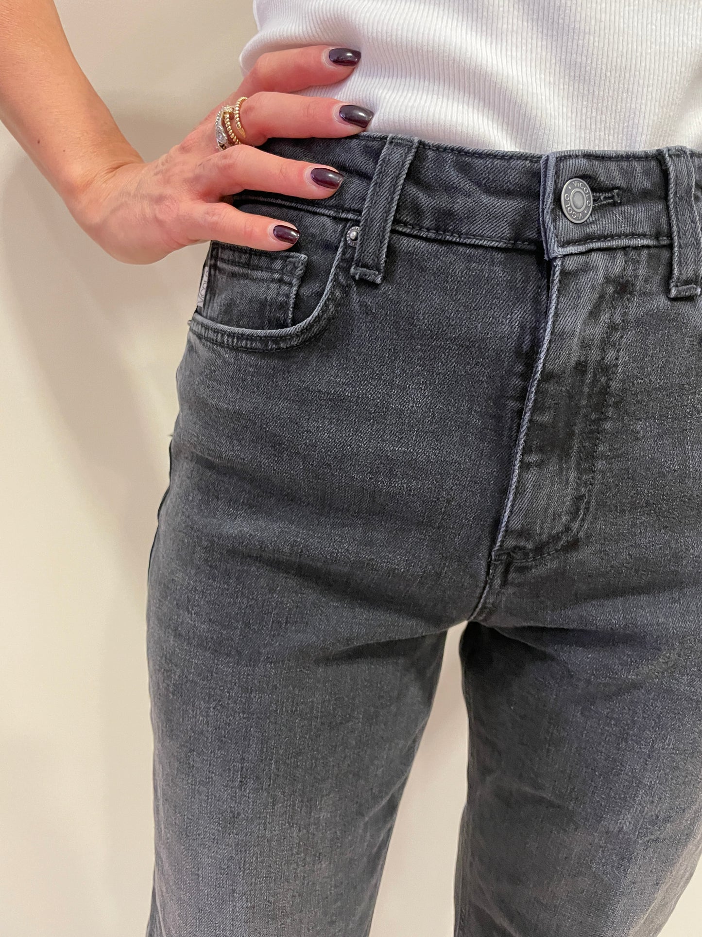 VICOLO - Jeans Maggie a vita media elasticizzato a gamba dritta con risvolto color denim nero