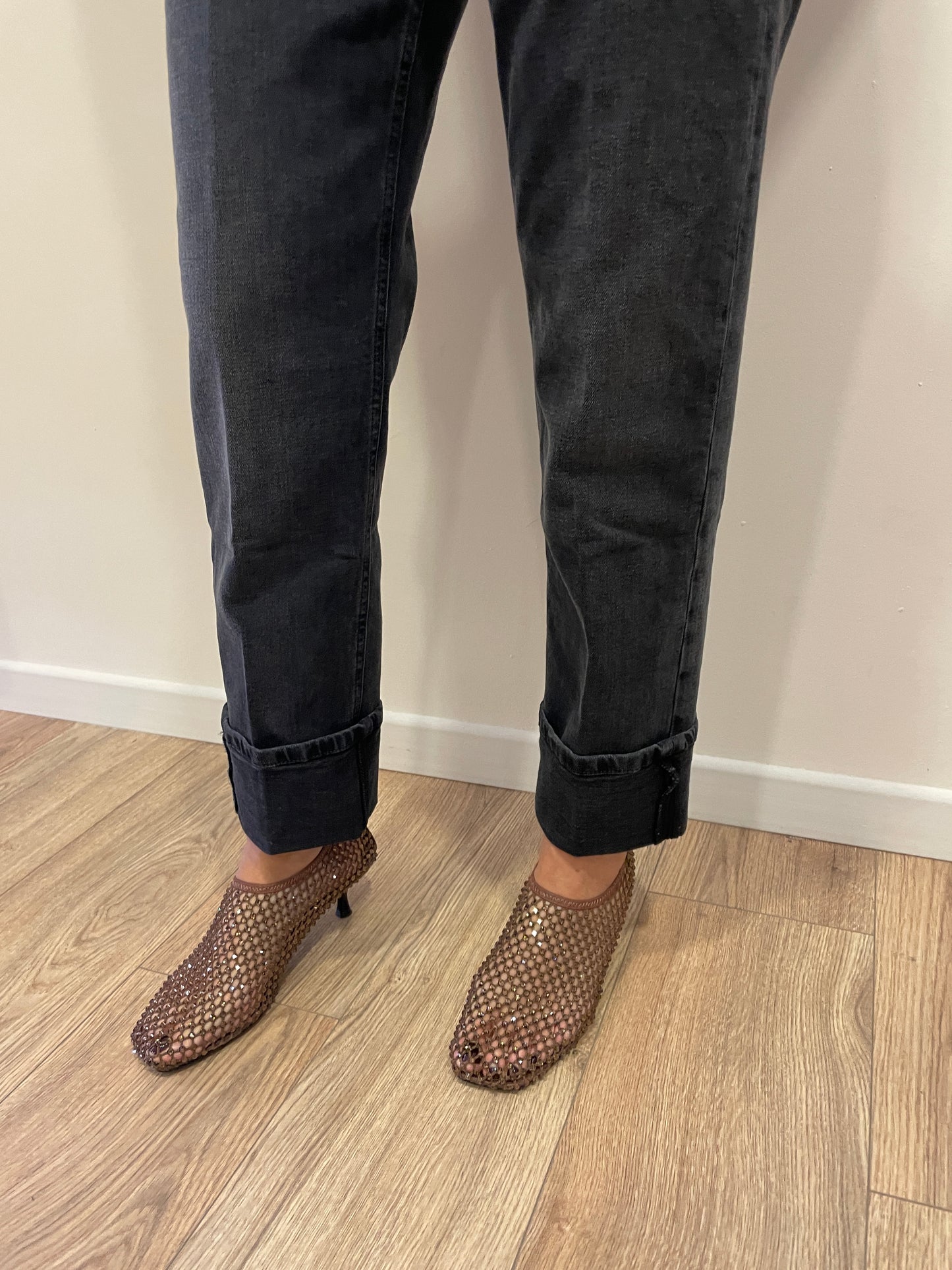 VICOLO - Jeans Maggie a vita media elasticizzato a gamba dritta con risvolto color denim nero