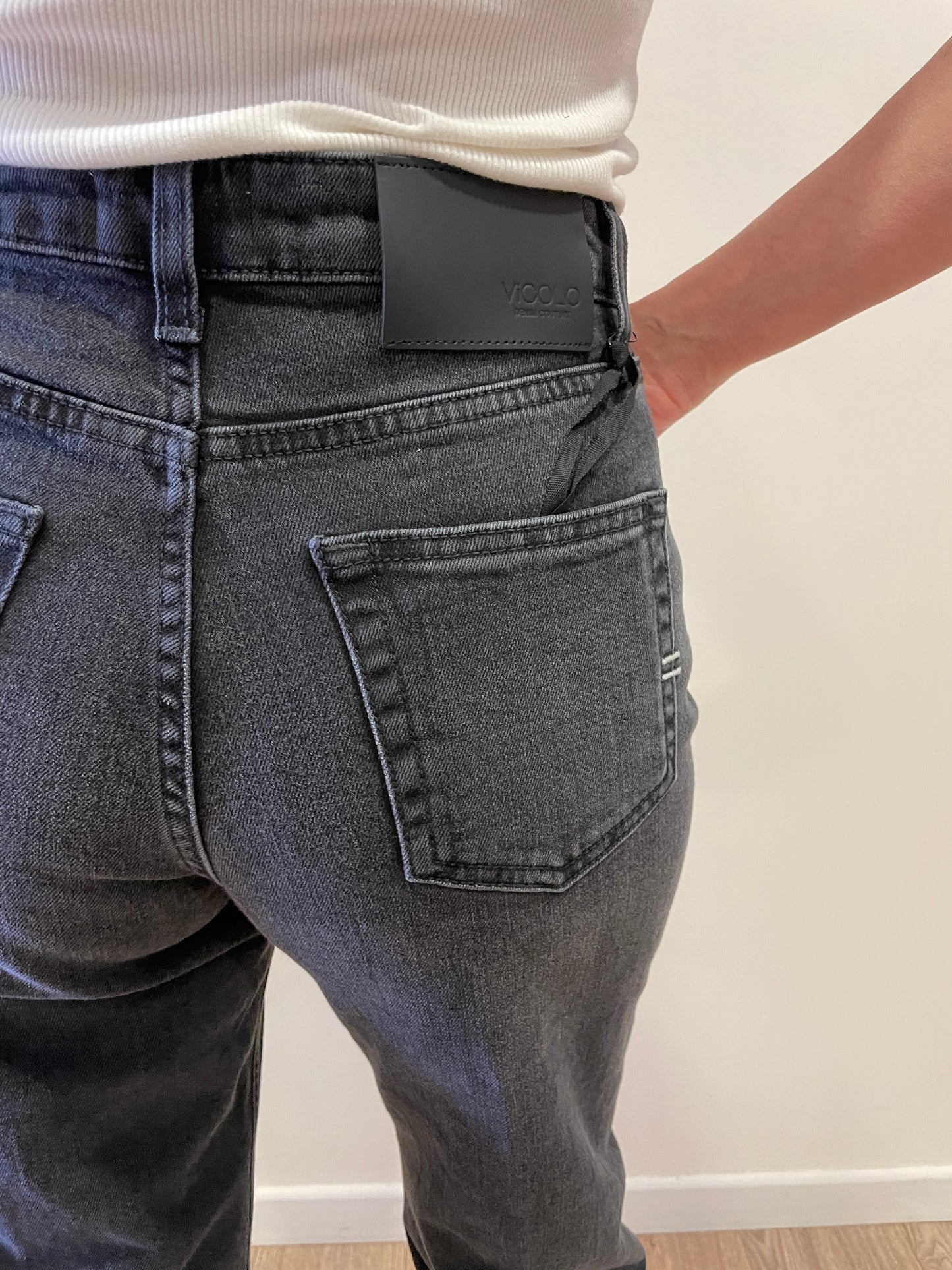 VICOLO - Jeans Maggie a vita media elasticizzato a gamba dritta con risvolto color denim nero