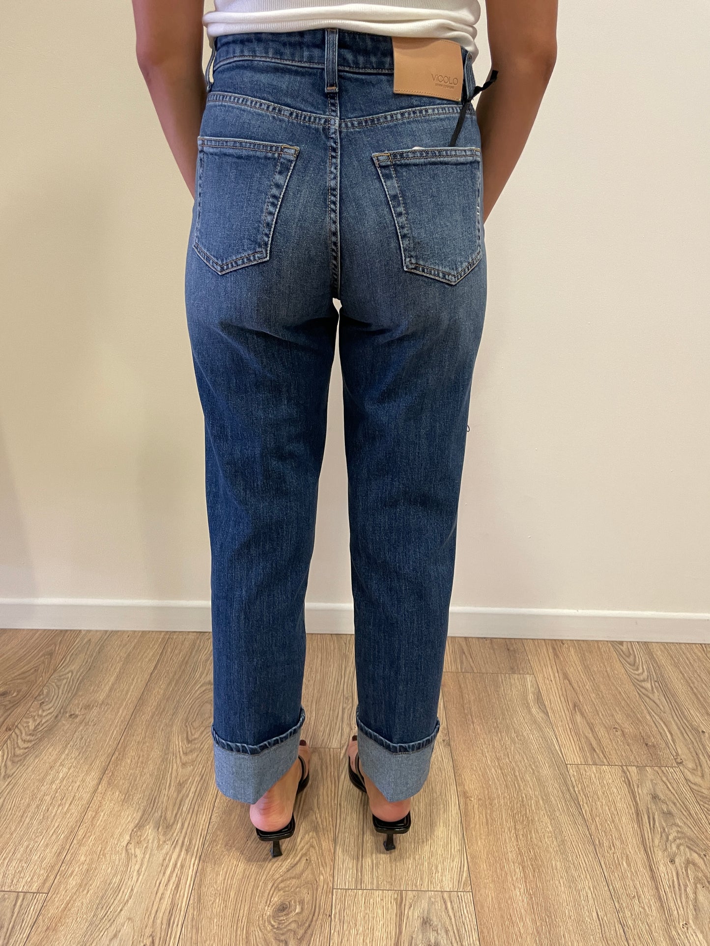 VICOLO - Jeans Maggie a vita media elasticizzato a gamba dritta con risvolto color denim blu