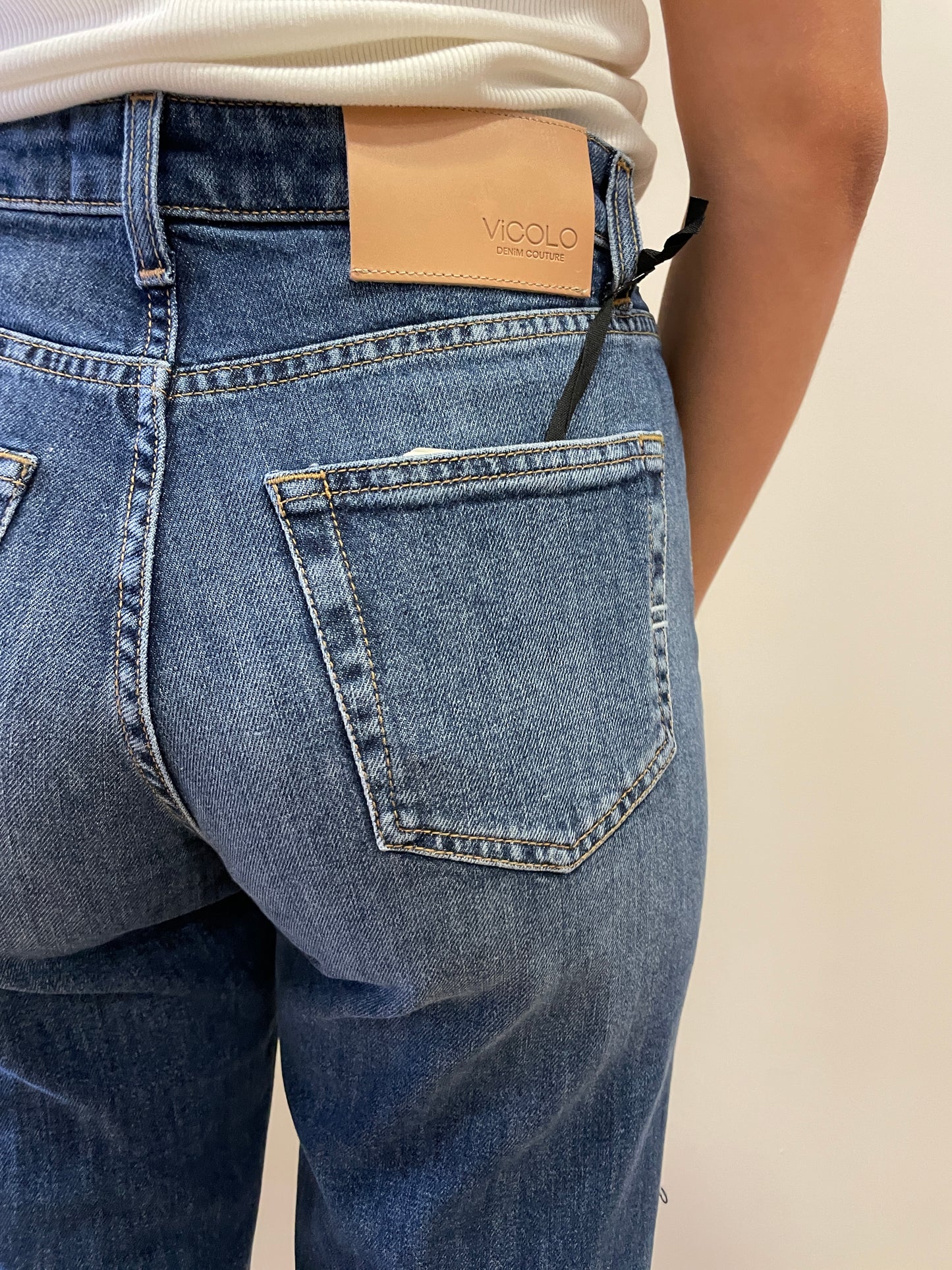 VICOLO - Jeans Maggie a vita media elasticizzato a gamba dritta con risvolto color denim blu